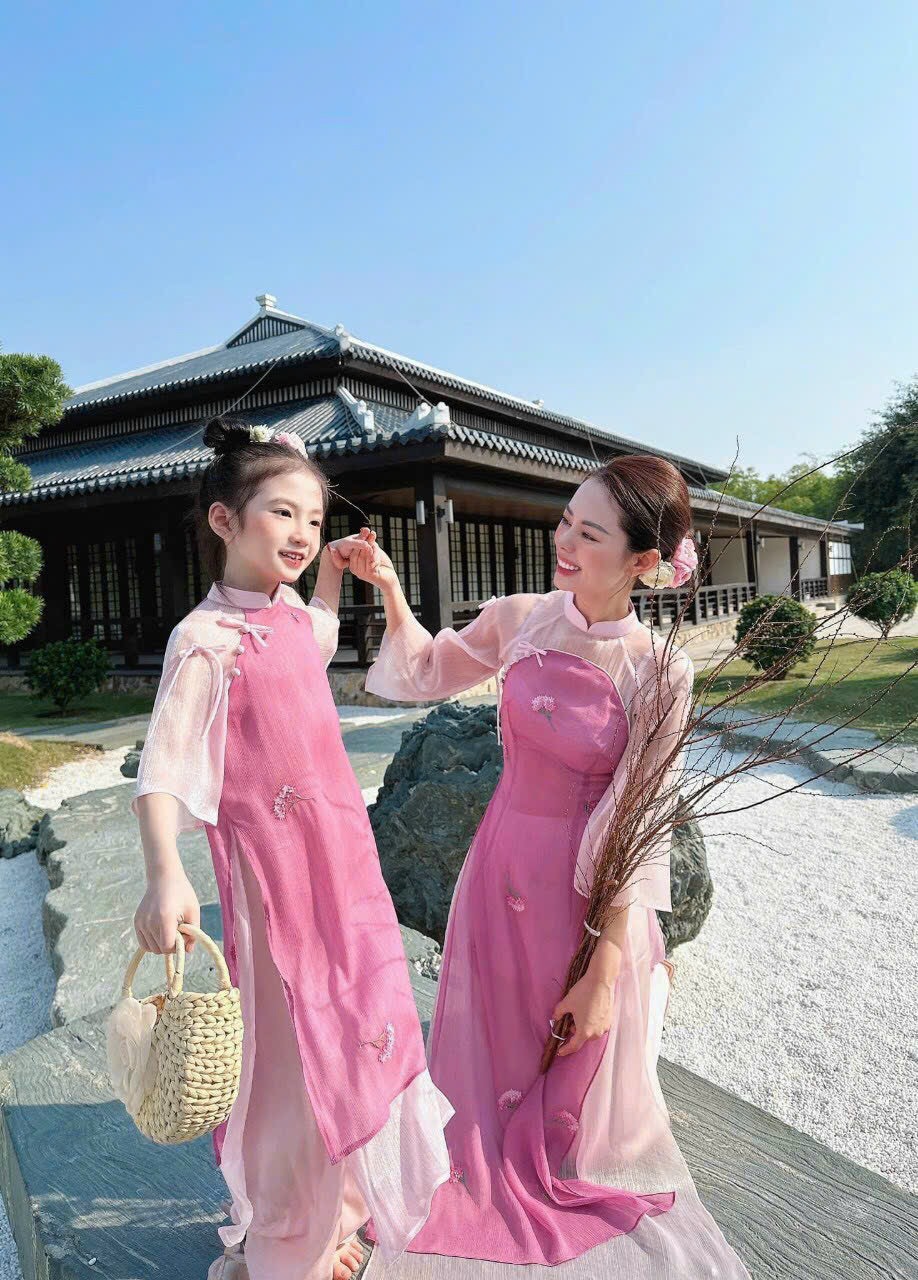 Áo Dài Cách Tân Mẹ Bé Lụa Thêu Hoa
