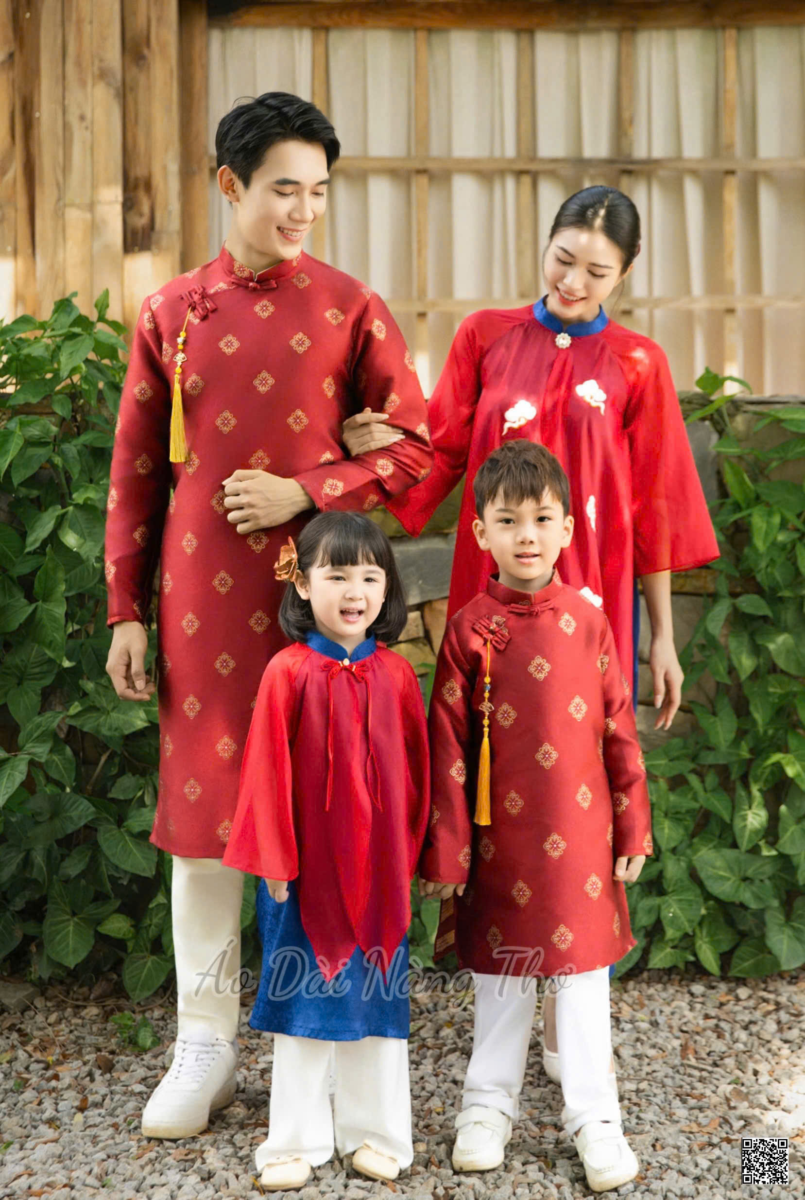 Áo Dài Cách Tân Gia Đình Lụa Đỏ Xẻ Tà Tân Thời
