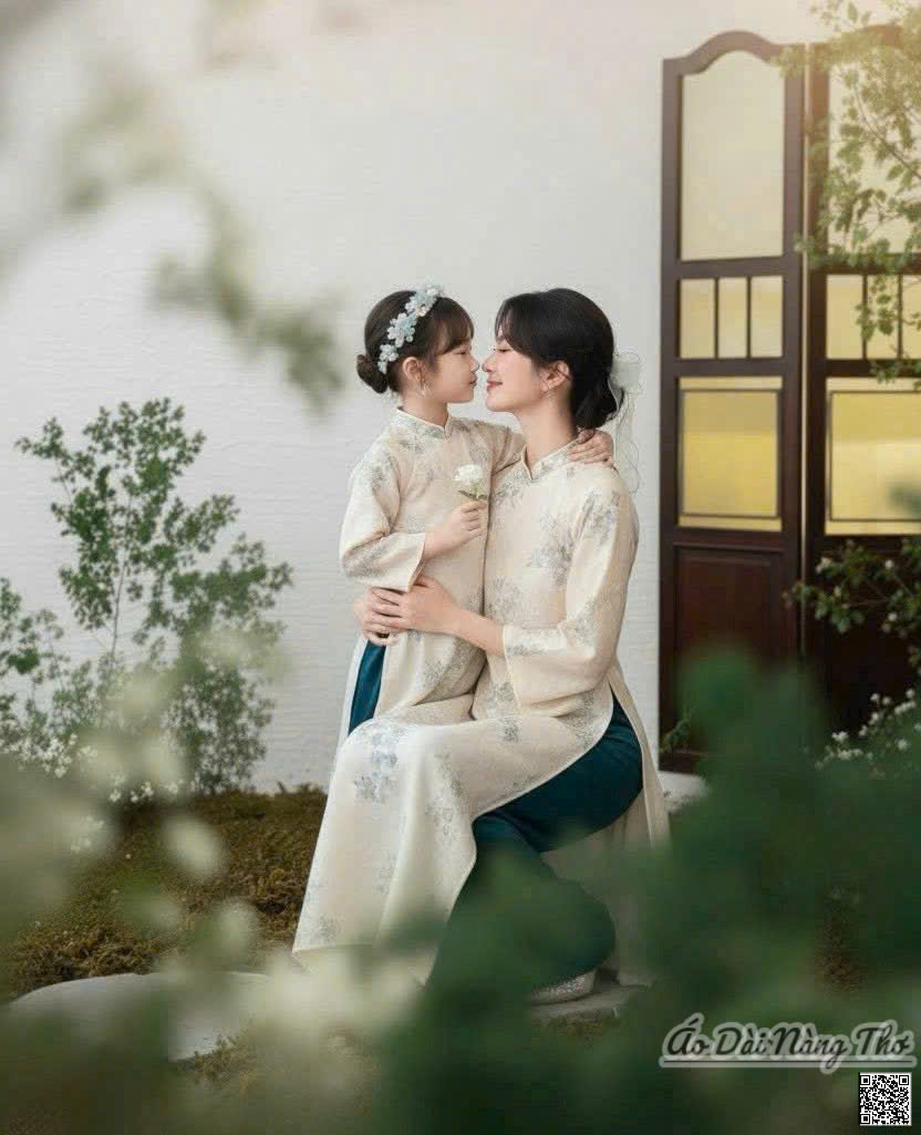 Áo Dài Mẹ Và Bé Lụa Kem Đáng Yêu