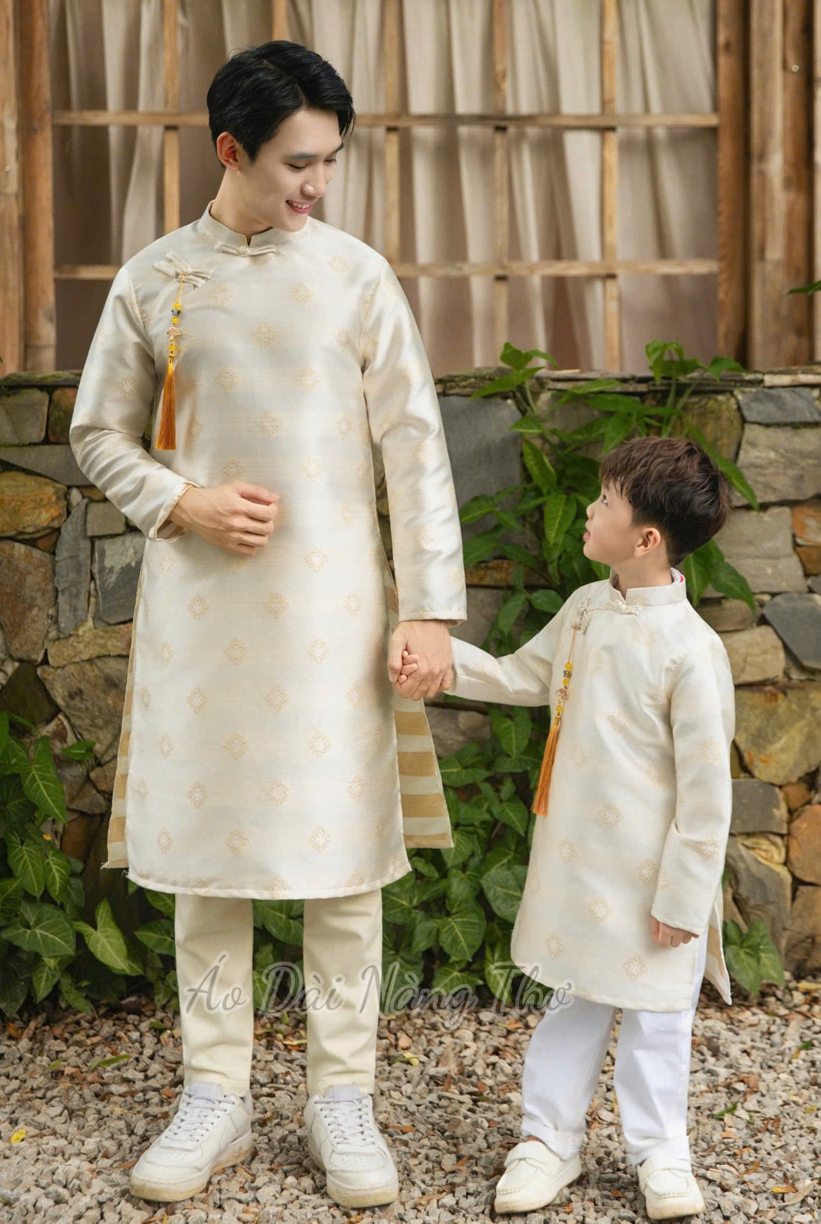 Áo Dài Cách Tân Gia Đình Lụa Xẻ Tà Tân Thời