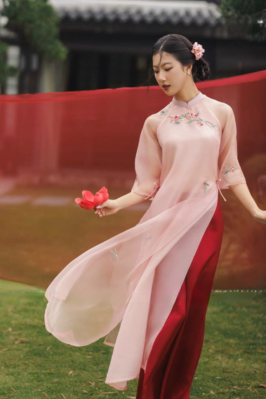 Áo Dài Cách Tân Thêu Họa Tiết Hoa Xinh Xắn