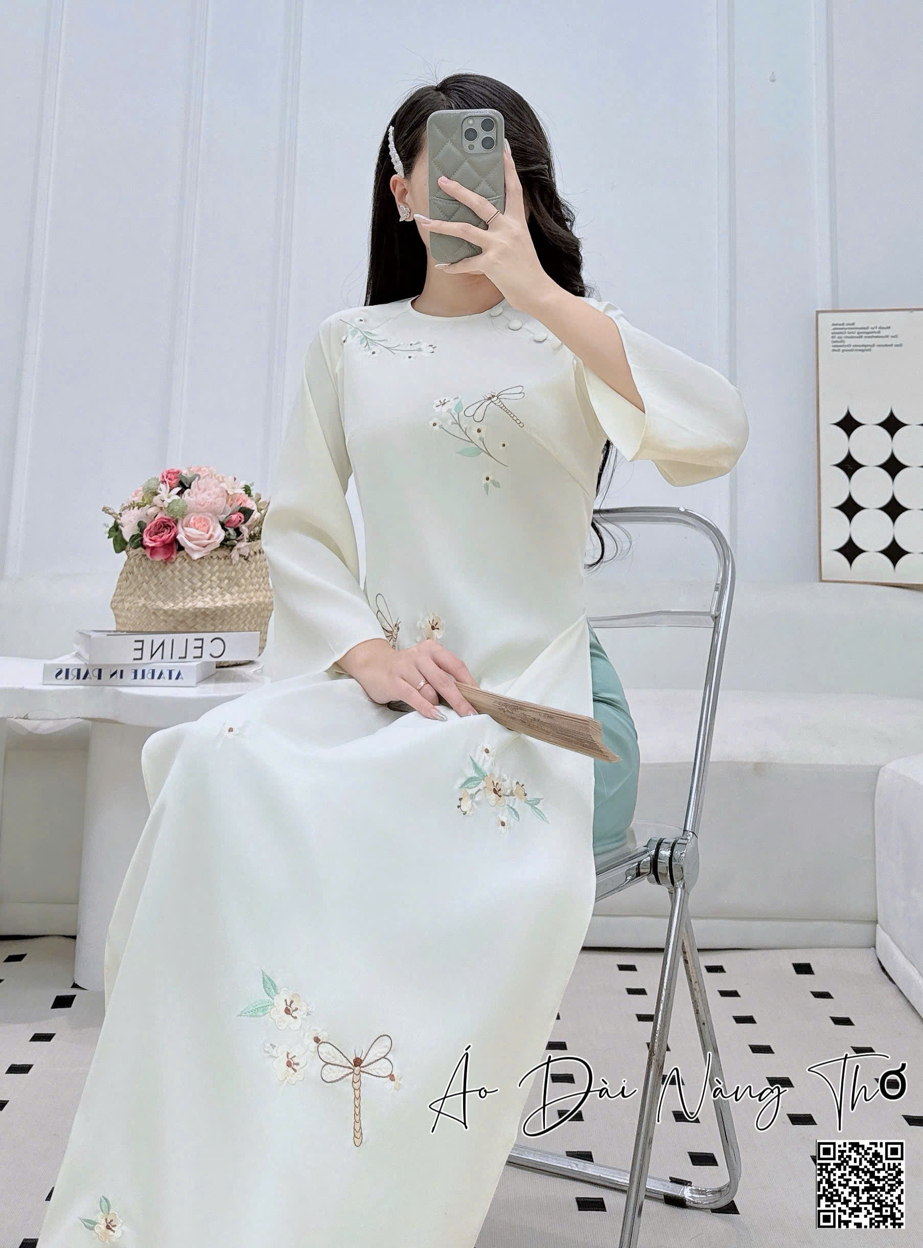 Áo Dài Cách Tân Vải Lụa Trắng Thêu Hoa Xinh Xắn