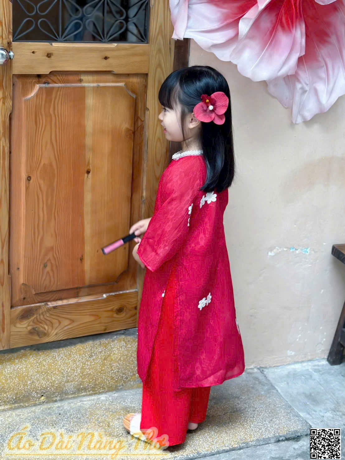 Áo Dài Bé Gái Gấm Đỏ Hoa Đáng Yêu
