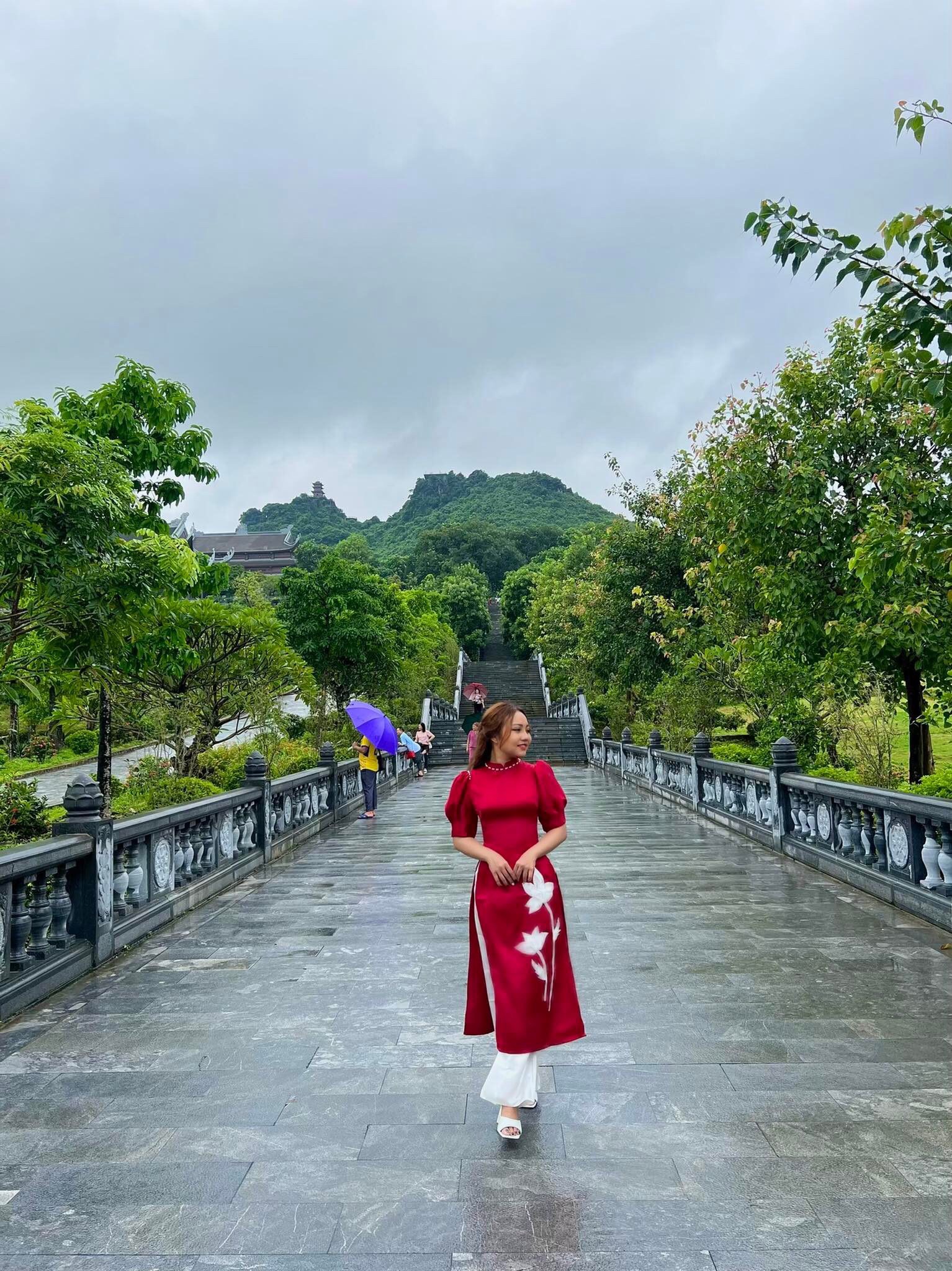Áo Dài Cách Tân Lụa Đỏ Tay Phồng Đính Hoa Sen