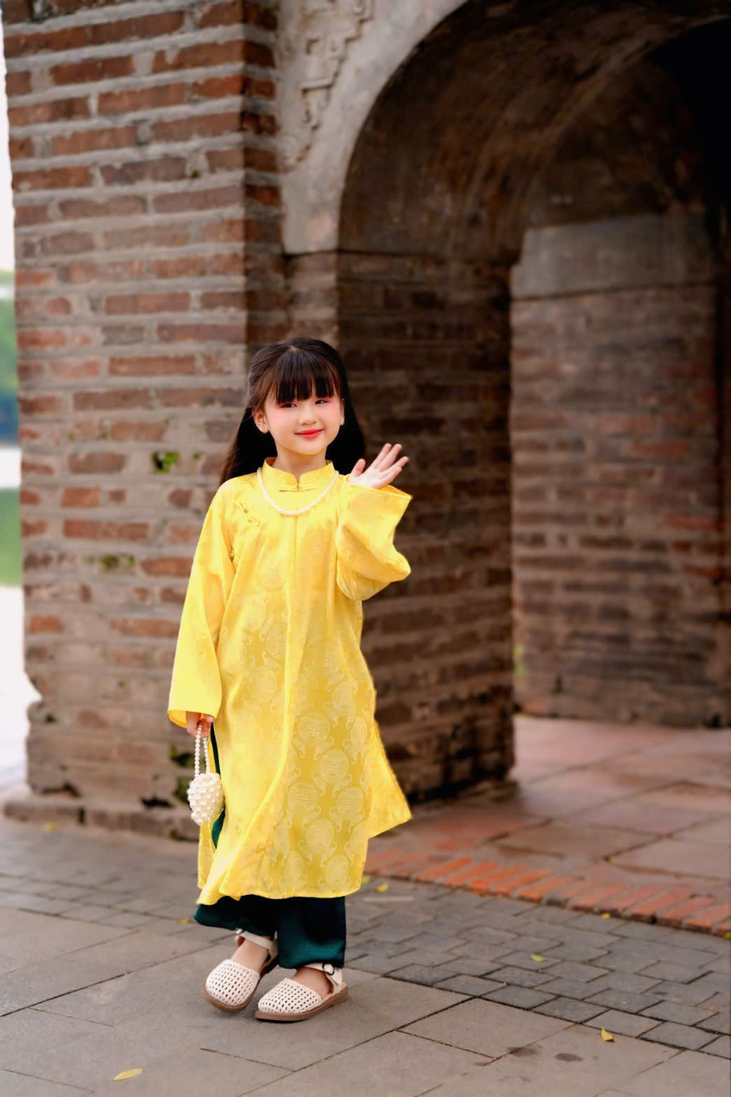 Áo Dài Bé Gái Lụa Gấm Vàng Đáng Yêu