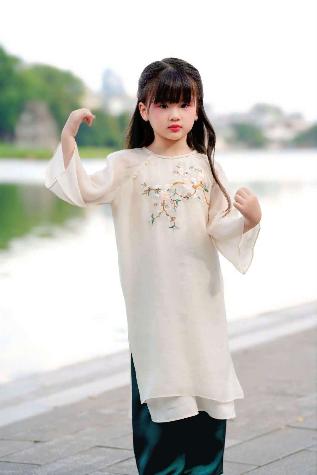 Áo Dài Bé Gái Voan Lụa Sen Họa Tiết Thêu