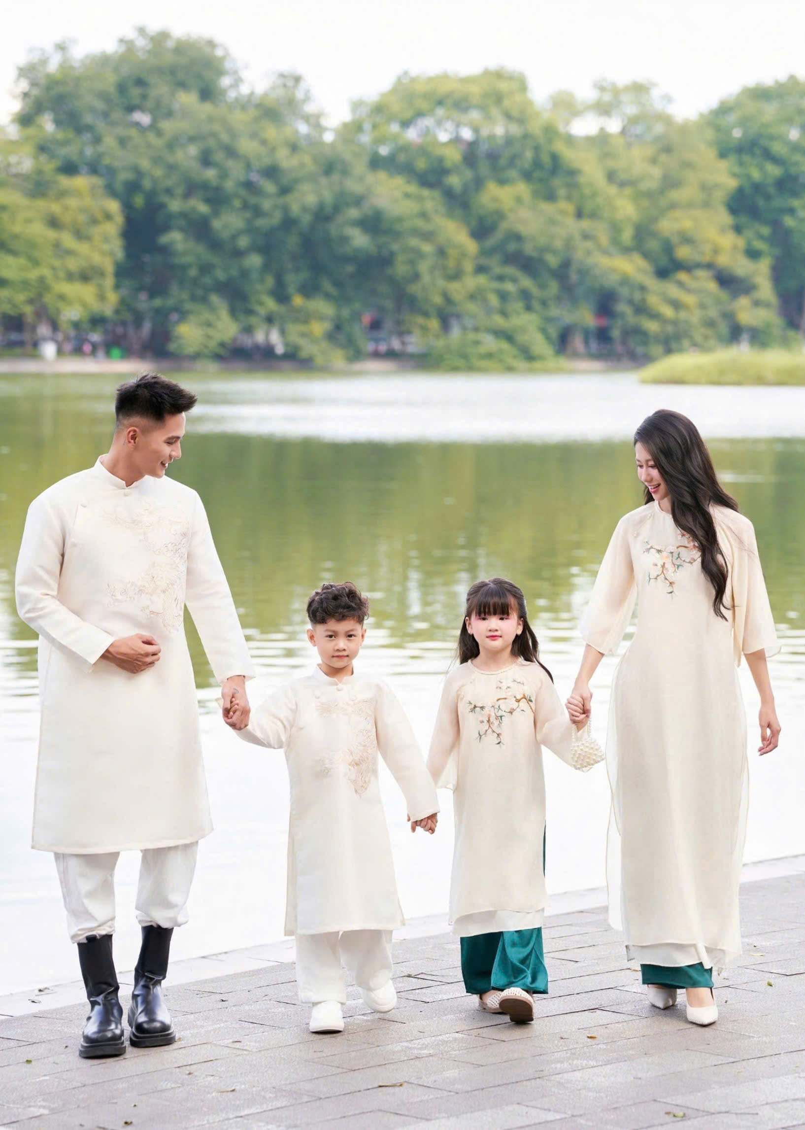 Áo Dài Cách Tân Gia Đình Voan/Tafta Kem Họa Tiết Thêu