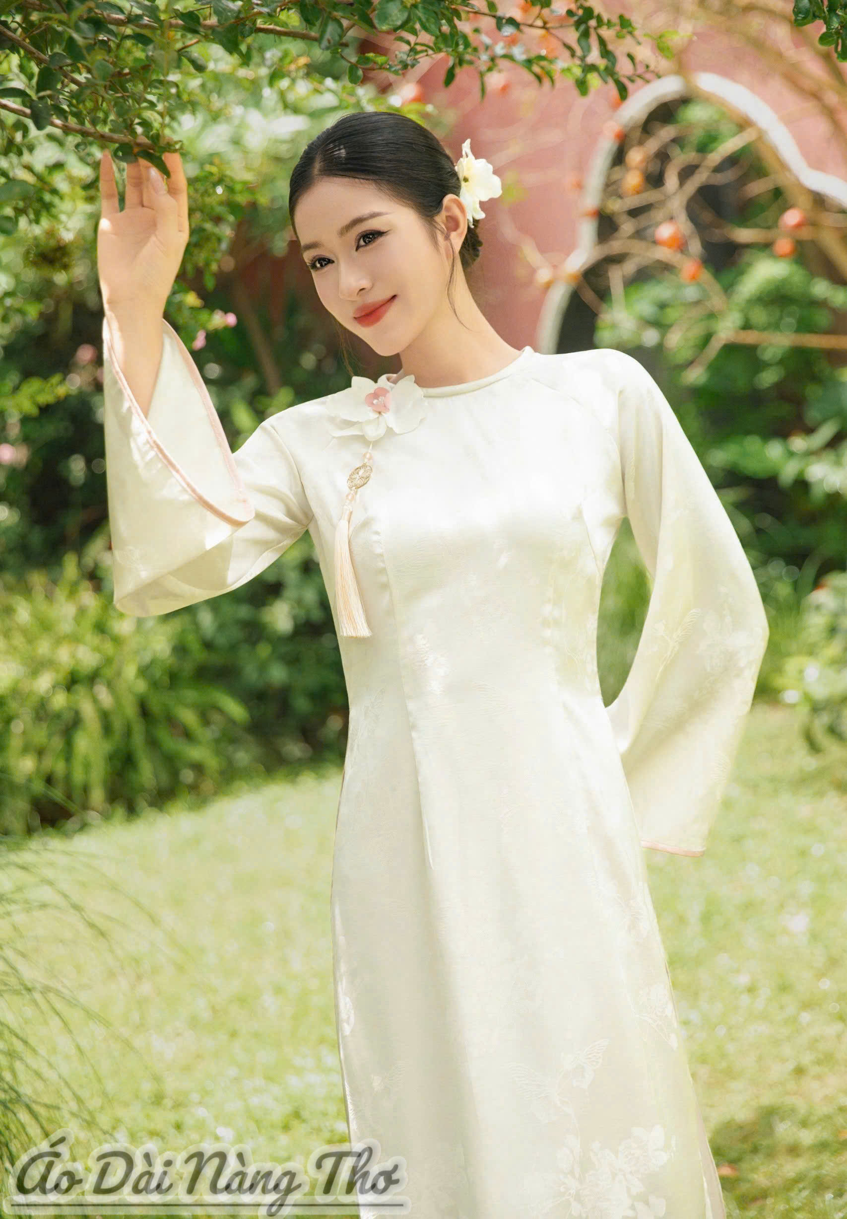 Áo Dài Cách Tân Lụa Gấm Kem Tay Loe Xinh Yêu