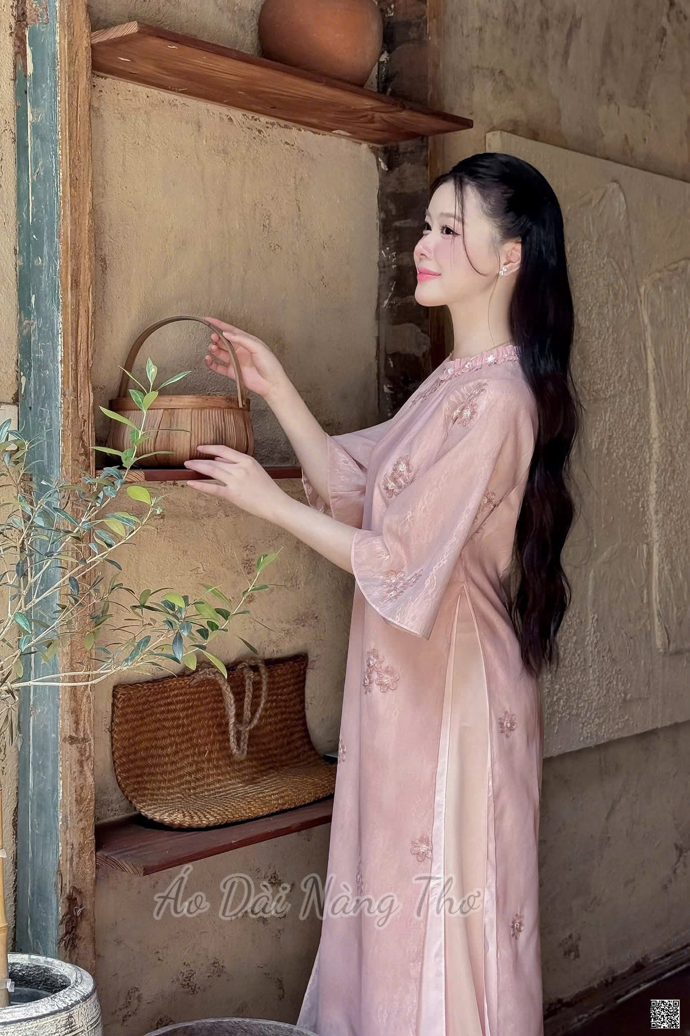 Áo Dài Cách Tân Voan Hồng Ruốc Thêu Hoa Đáng Yêu