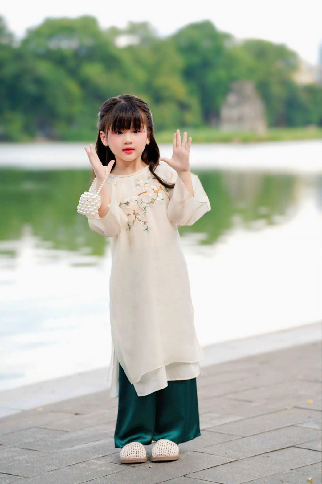 Áo Dài Bé Gái Voan Lụa Sen Họa Tiết Thêu