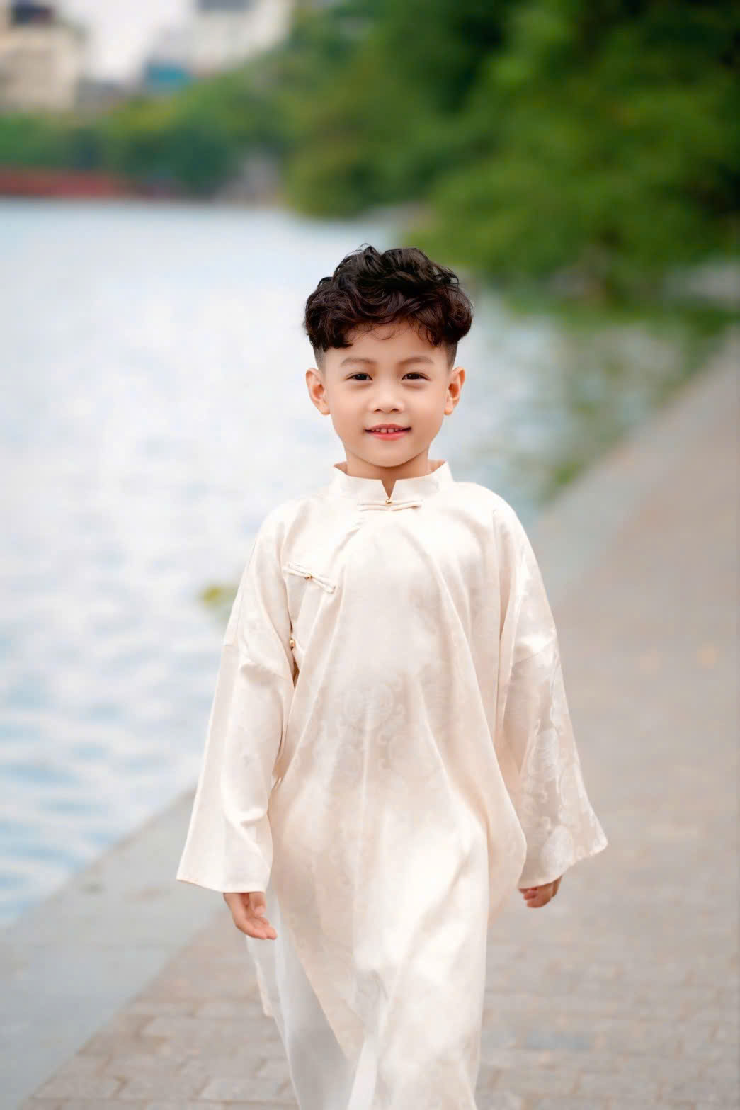 Áo Dài Bé Trai Gấm Kem Họa Tiết Đồng Tiền