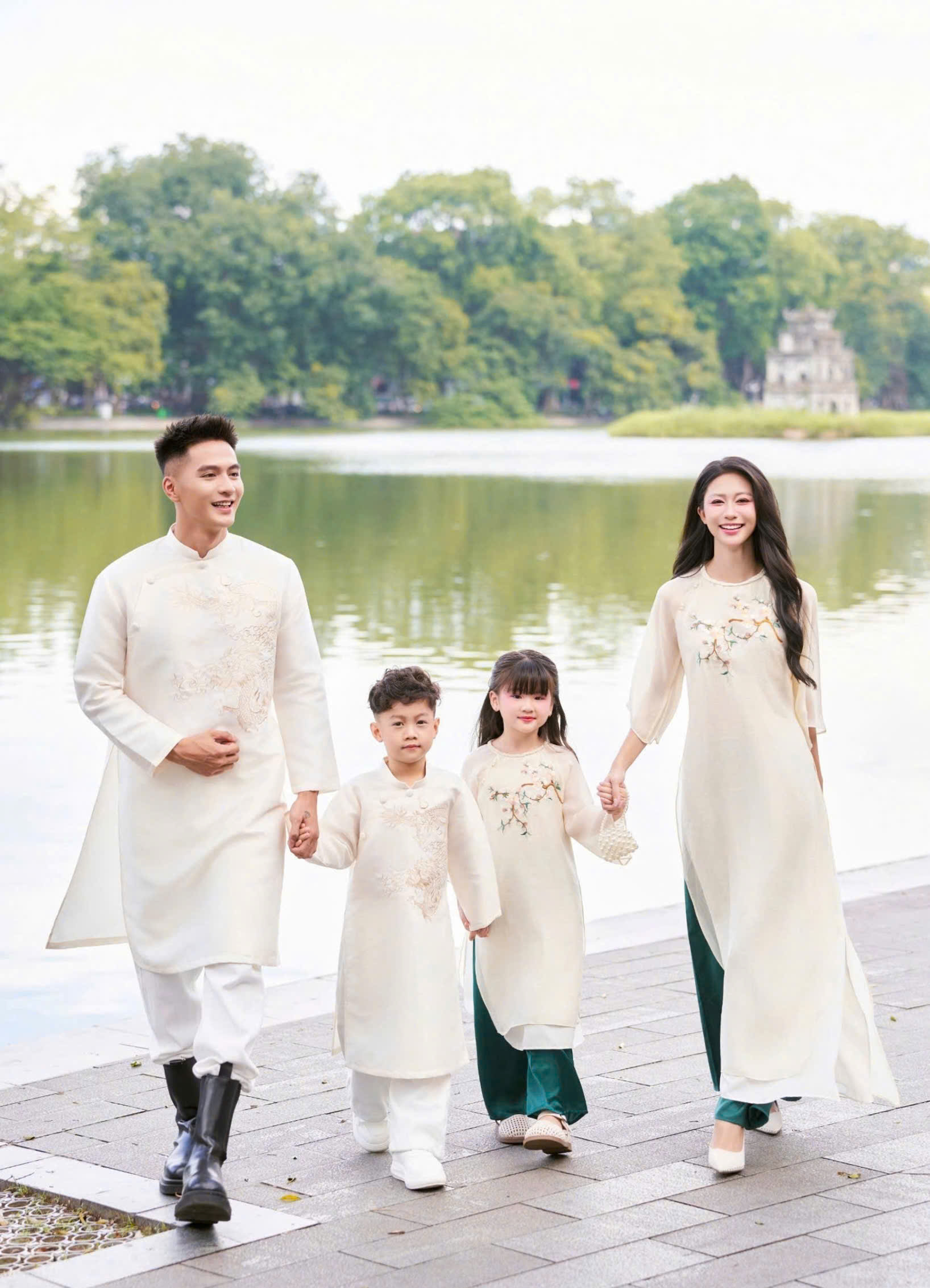 Áo Dài Cách Tân Gia Đình Voan/Tafta Kem Họa Tiết Thêu