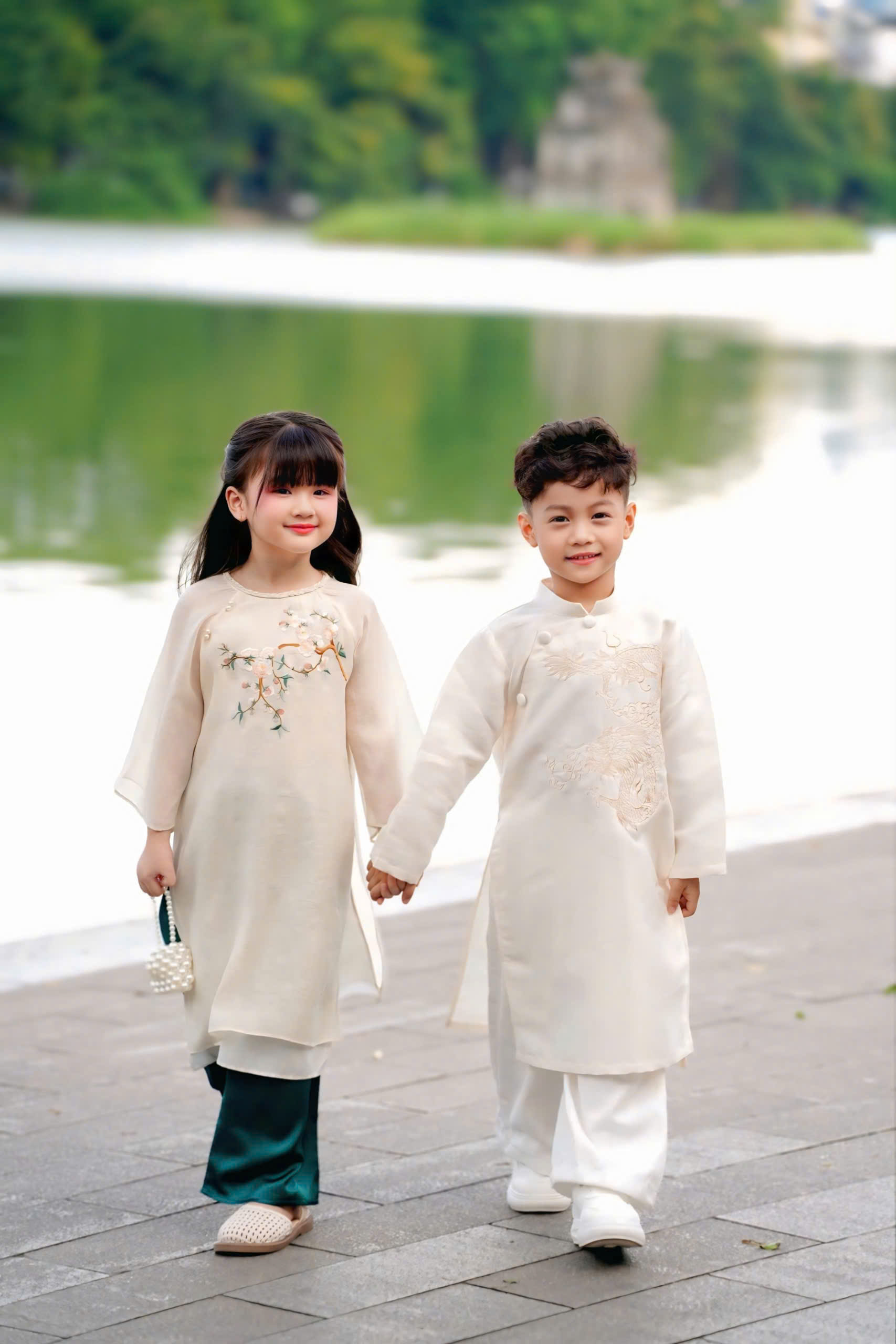 Áo Dài Bé Trai/Bé Gái Kem Họa Tiết Thêu