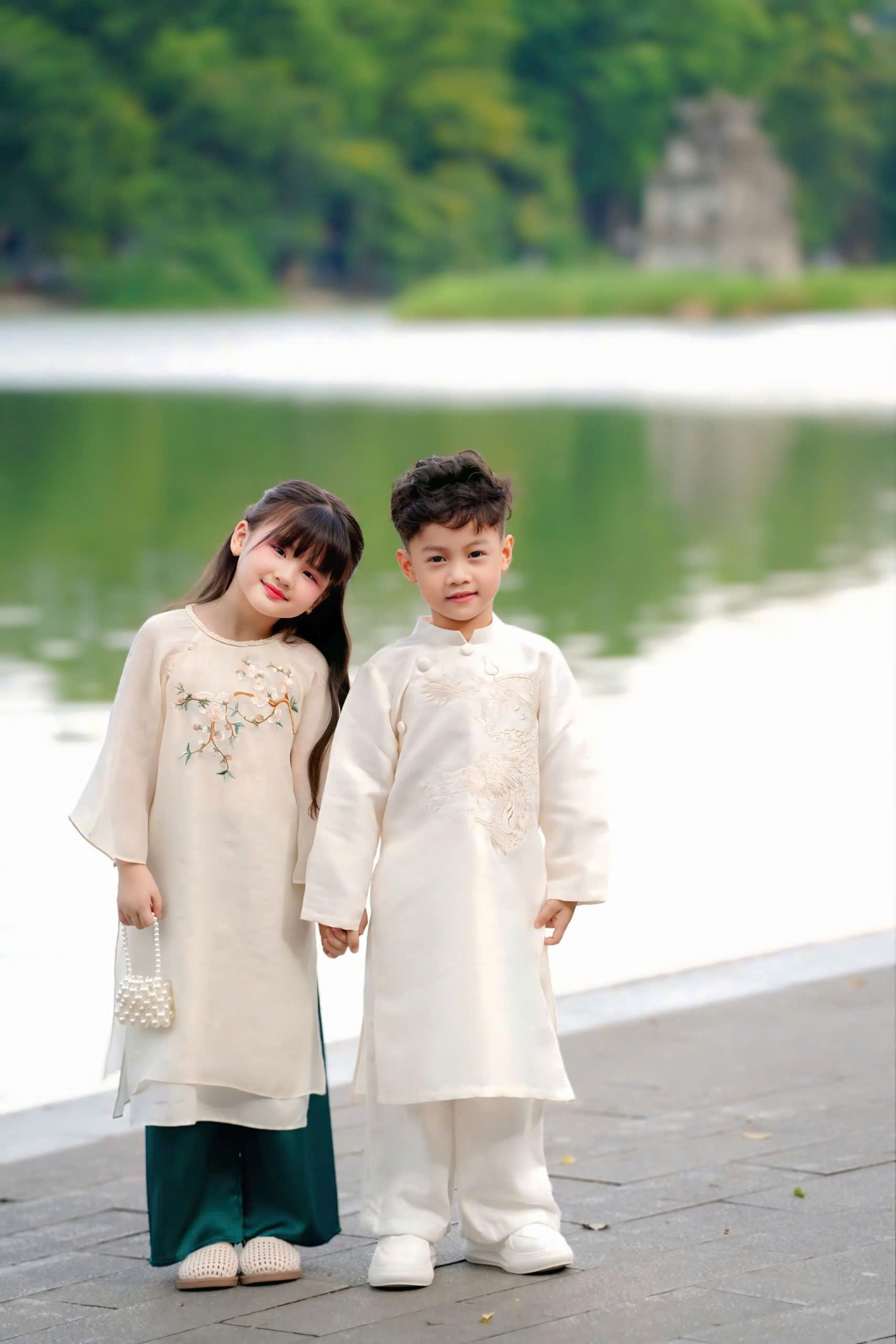 Áo Dài Bé Trai/Bé Gái Kem Họa Tiết Thêu