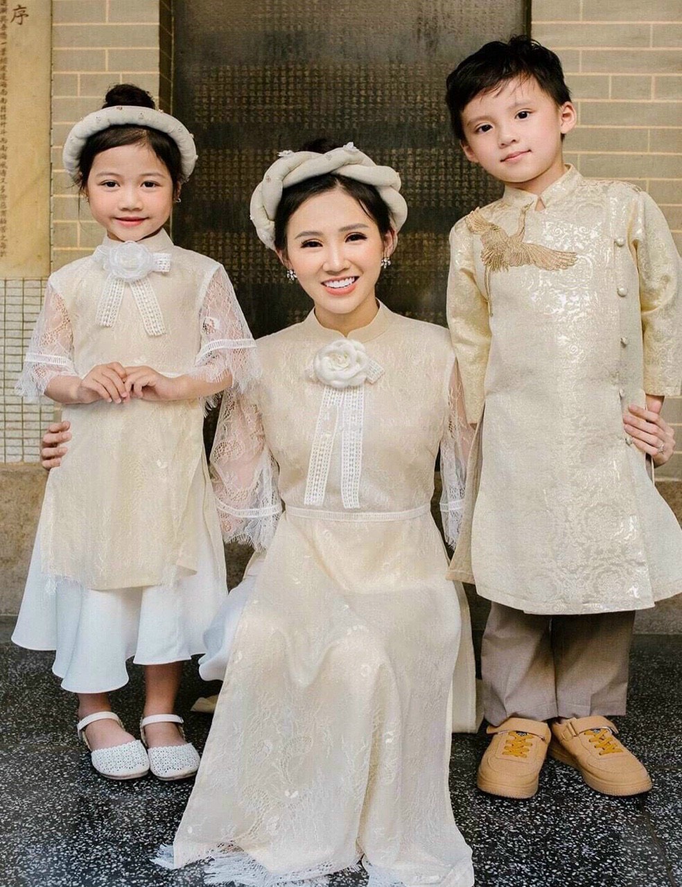 Mua Yếm áo dài cặp đôi cho mẹ và bé Rosa Vivi họa tiết hoa công phụng - 4  (15-17kg) tại Rosa Vivi Official Store | Tiki