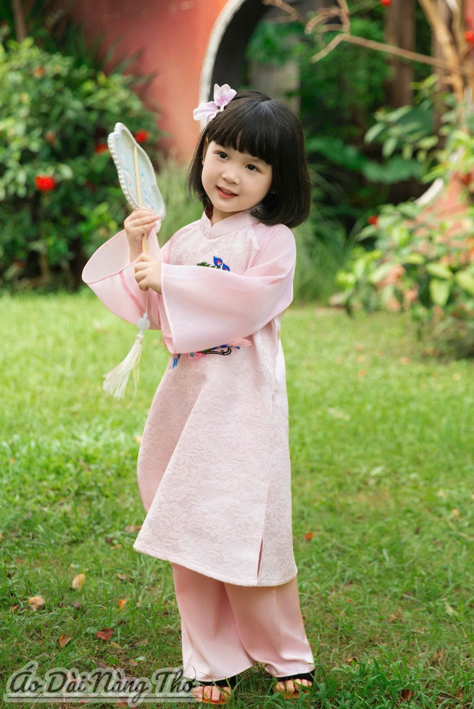 Áo Dài Bé Gái Gấm Hồng Thêu Đáng Yêu