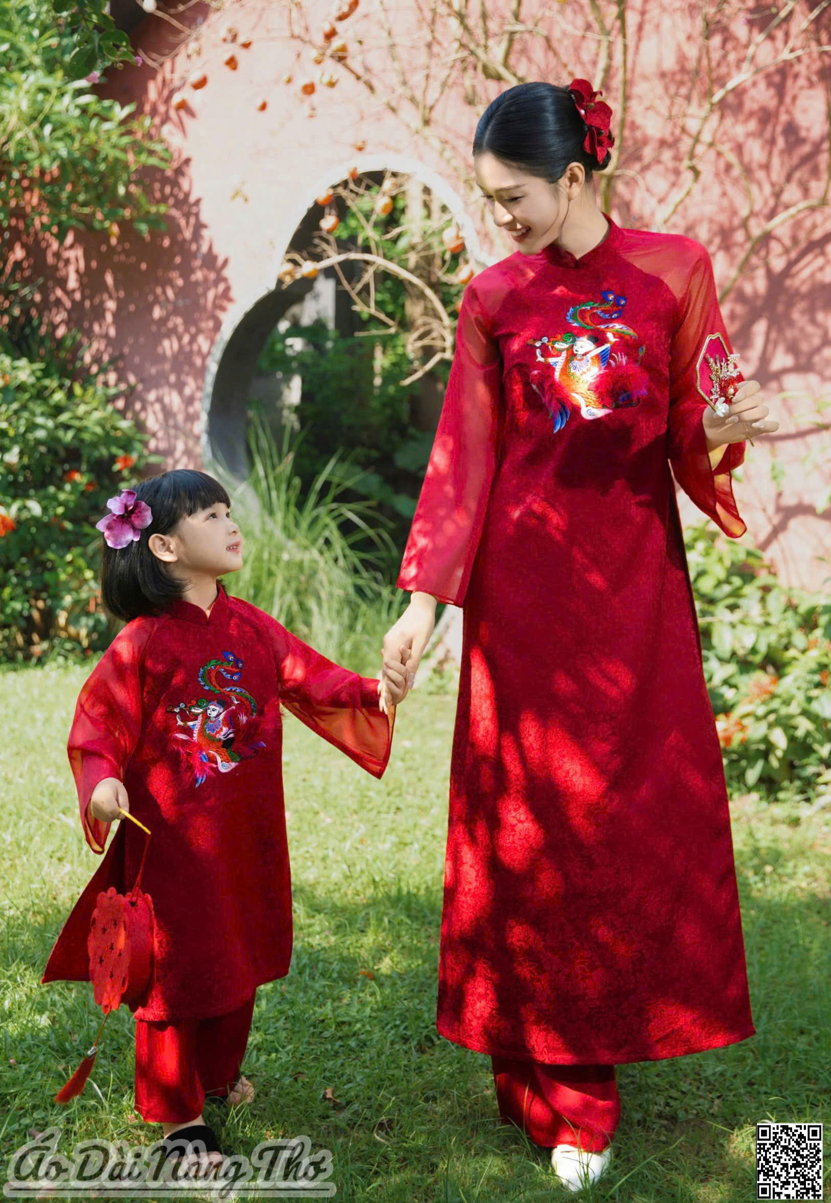 Áo Dài Cách Tân Lụa Đỏ Họa Tiết Thêu Xinh Xắn (Không bao gồm áo bé)
