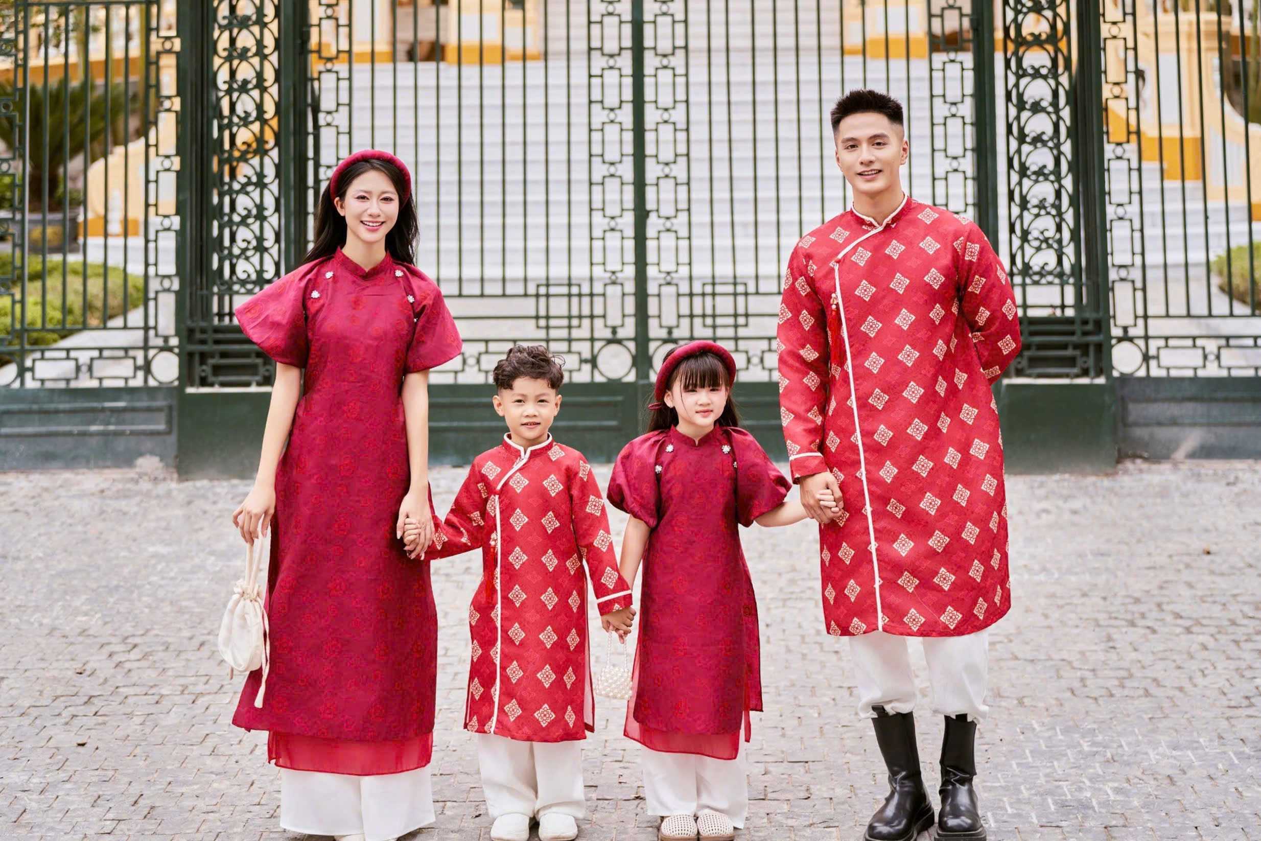 Áo Dài Cách Tân Gia Đình Màu Đỏ Xinh Xắn