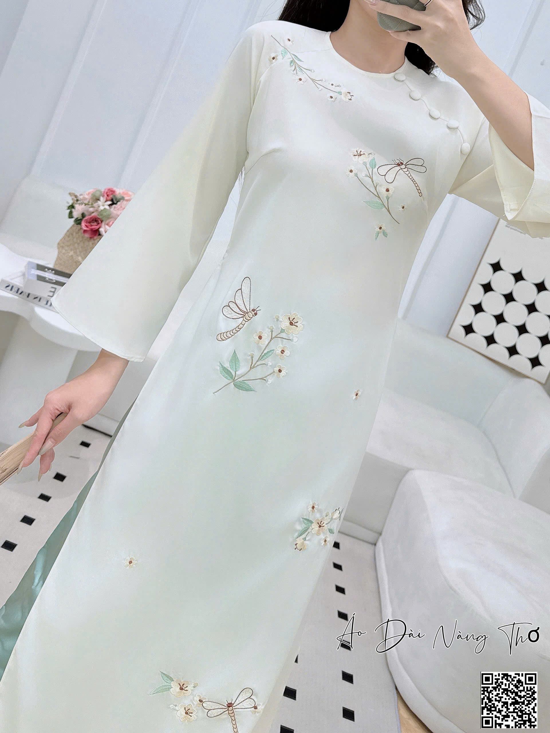 Áo Dài Cách Tân Vải Lụa Trắng Thêu Hoa Xinh Xắn