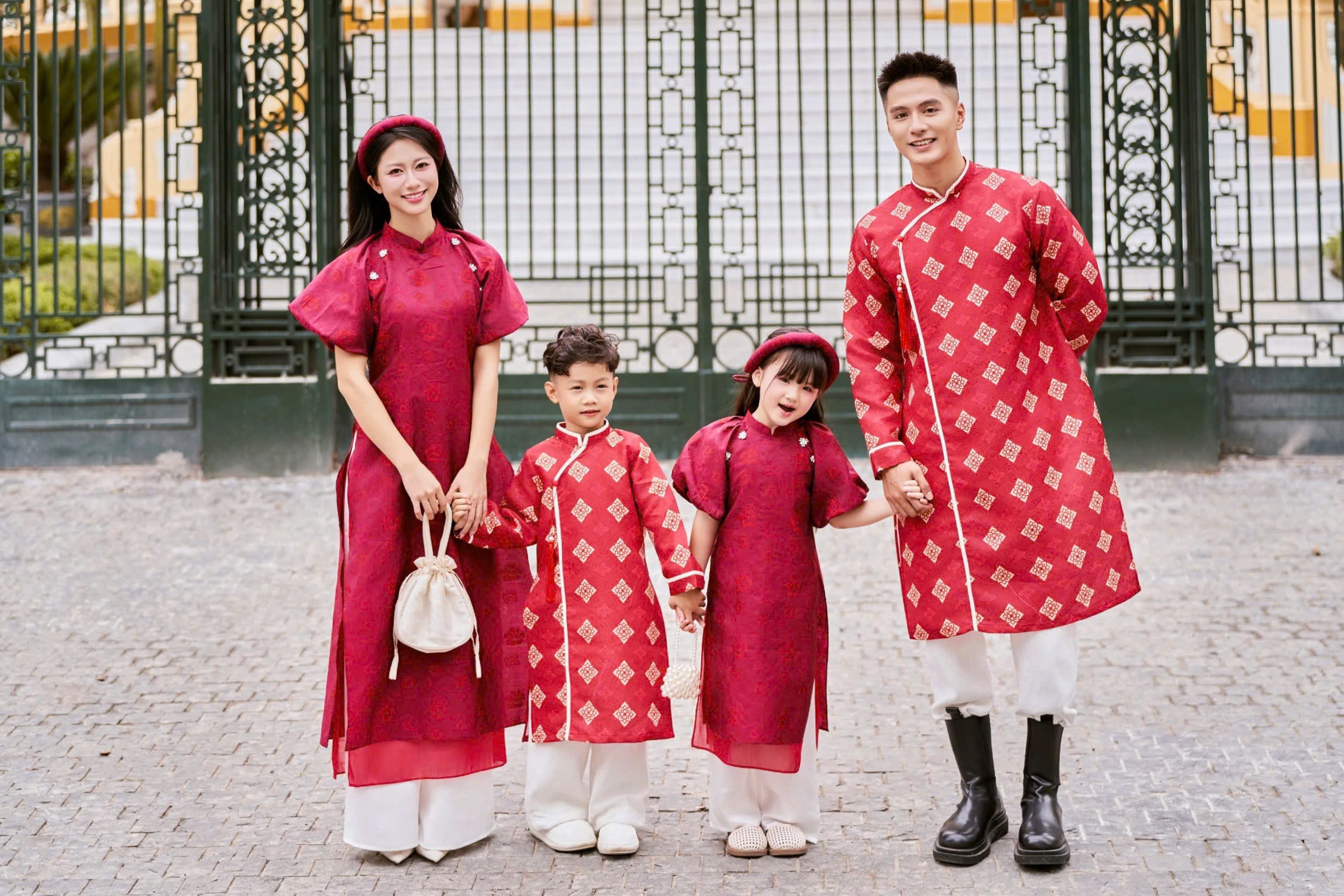 Áo Dài Cách Tân Gia Đình Màu Đỏ Xinh Xắn