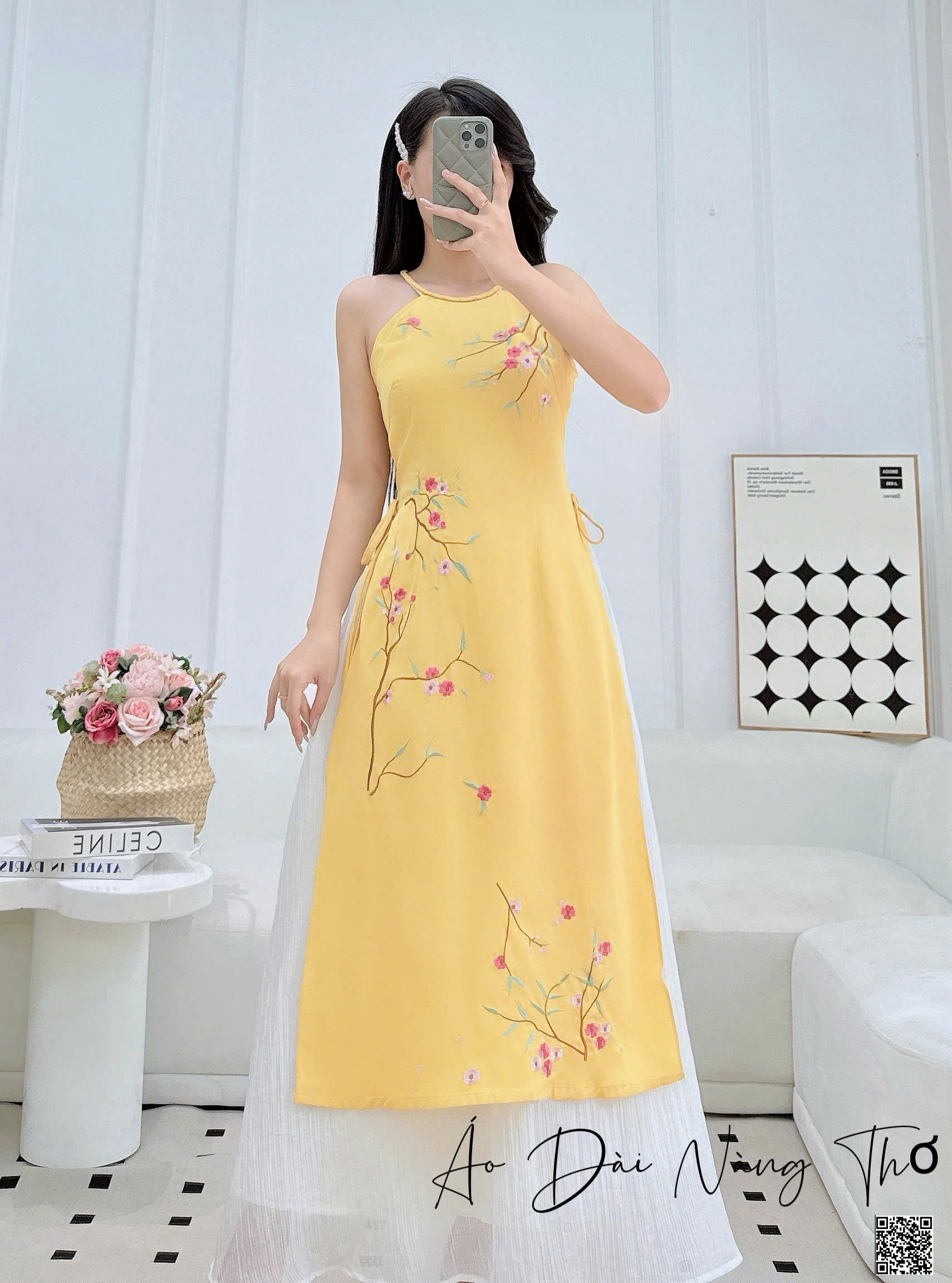 Áo Dài Cách Tân Lụa Vàng Cổ Yếm Họa Tiết Thêu Xinh Xắn