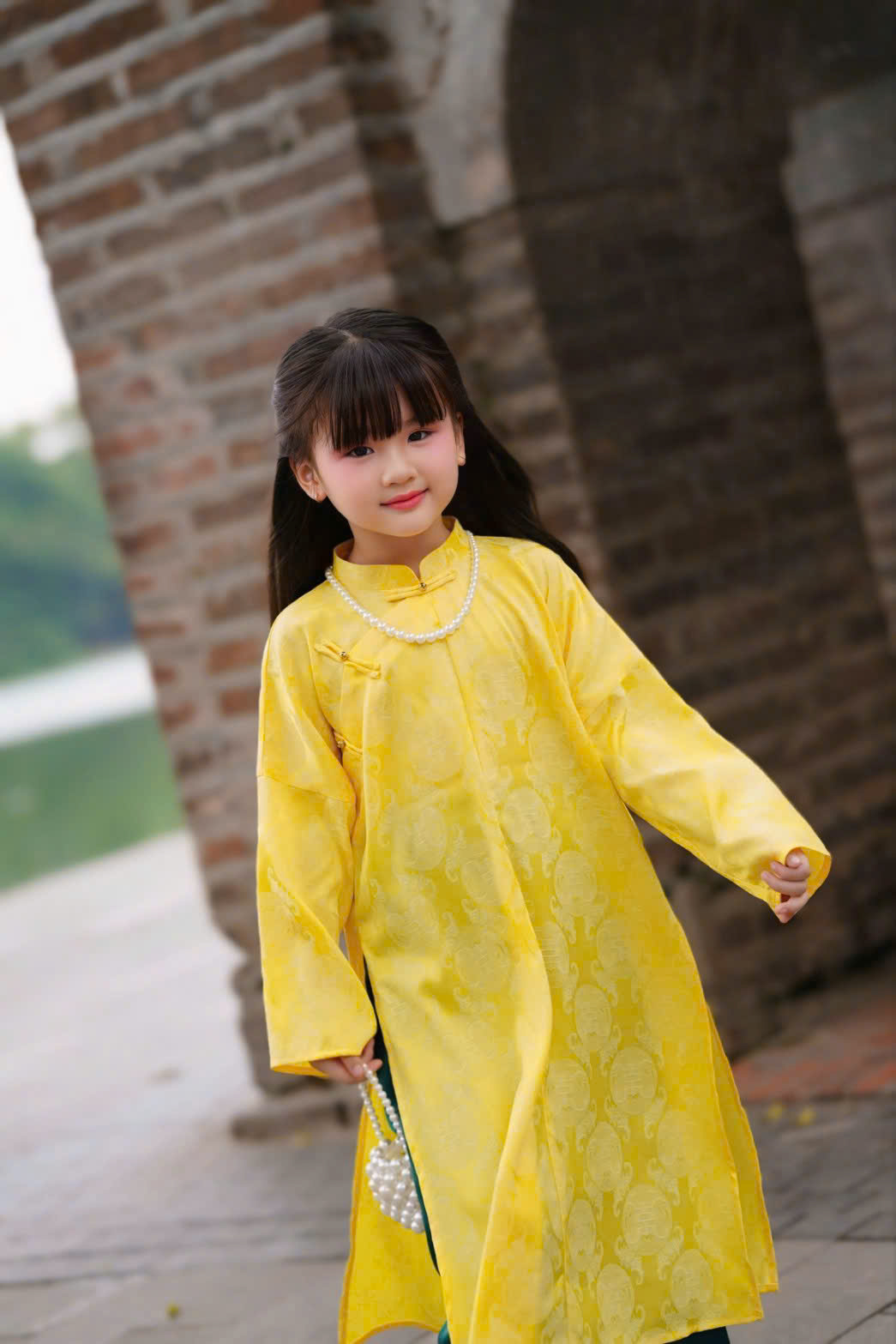 Áo Dài Bé Gái Lụa Gấm Vàng Đáng Yêu