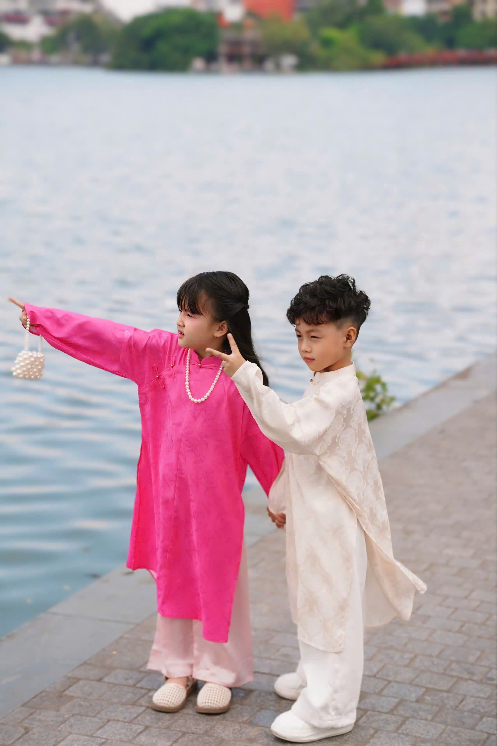 Áo Dài Bé Trai/Bé Gái Gấm Đồng Tiền Xinh Xắn