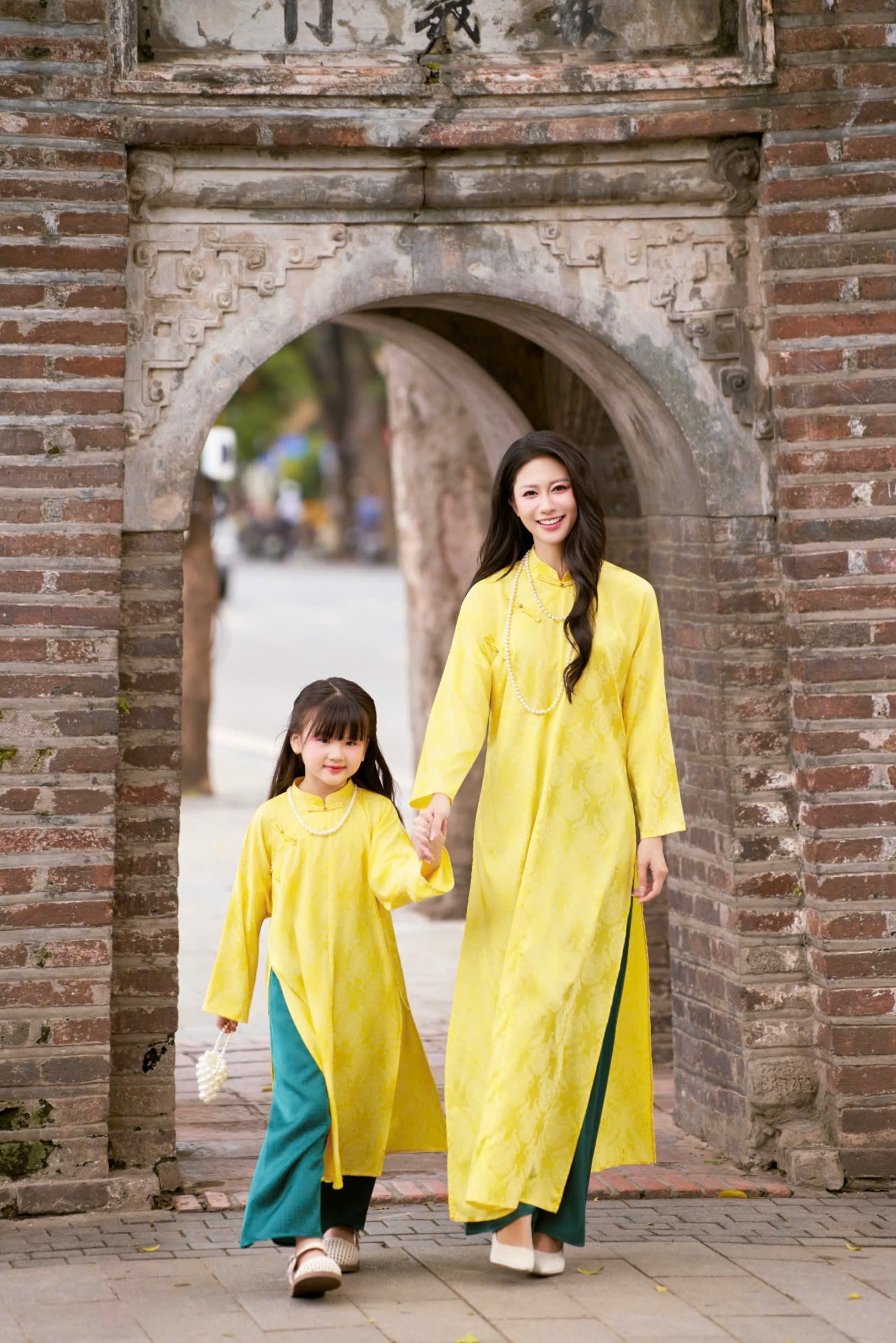 Áo Dài Cách Tân Gia Đình Gấm Vàng Họa Tiết Đồng Tiền