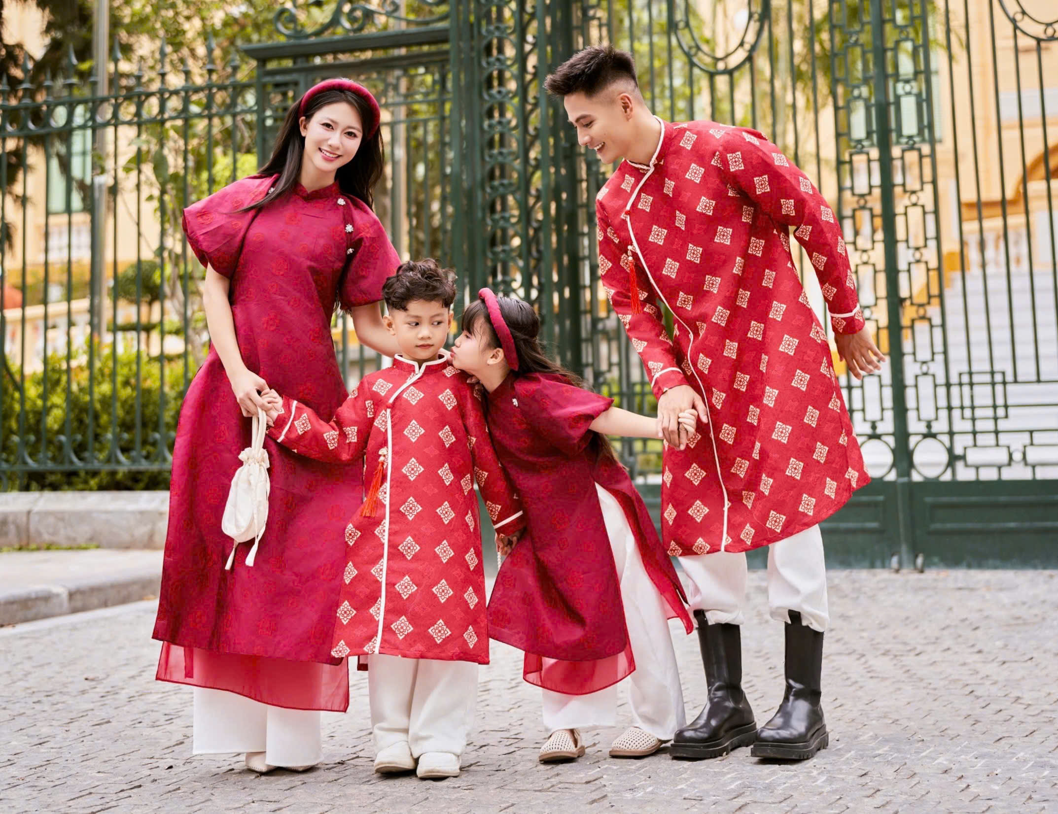 Áo Dài Cách Tân Gia Đình Màu Đỏ Xinh Xắn
