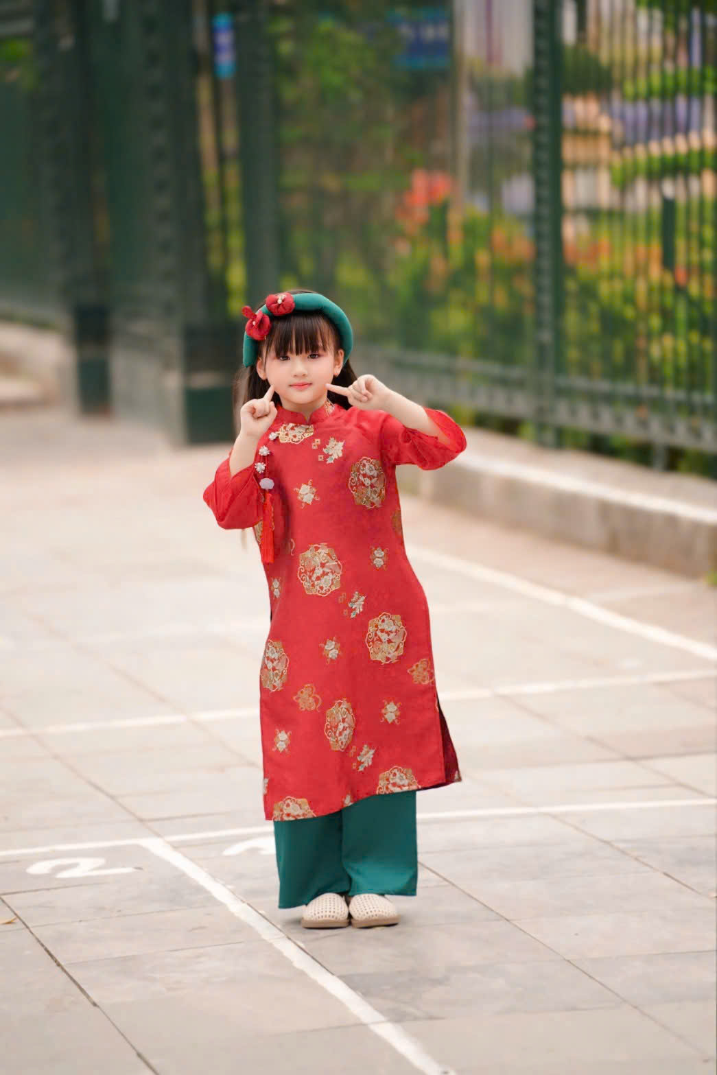 Áo Dài Bé Gái Gấm Đỏ Kèm Dây Tua Rua