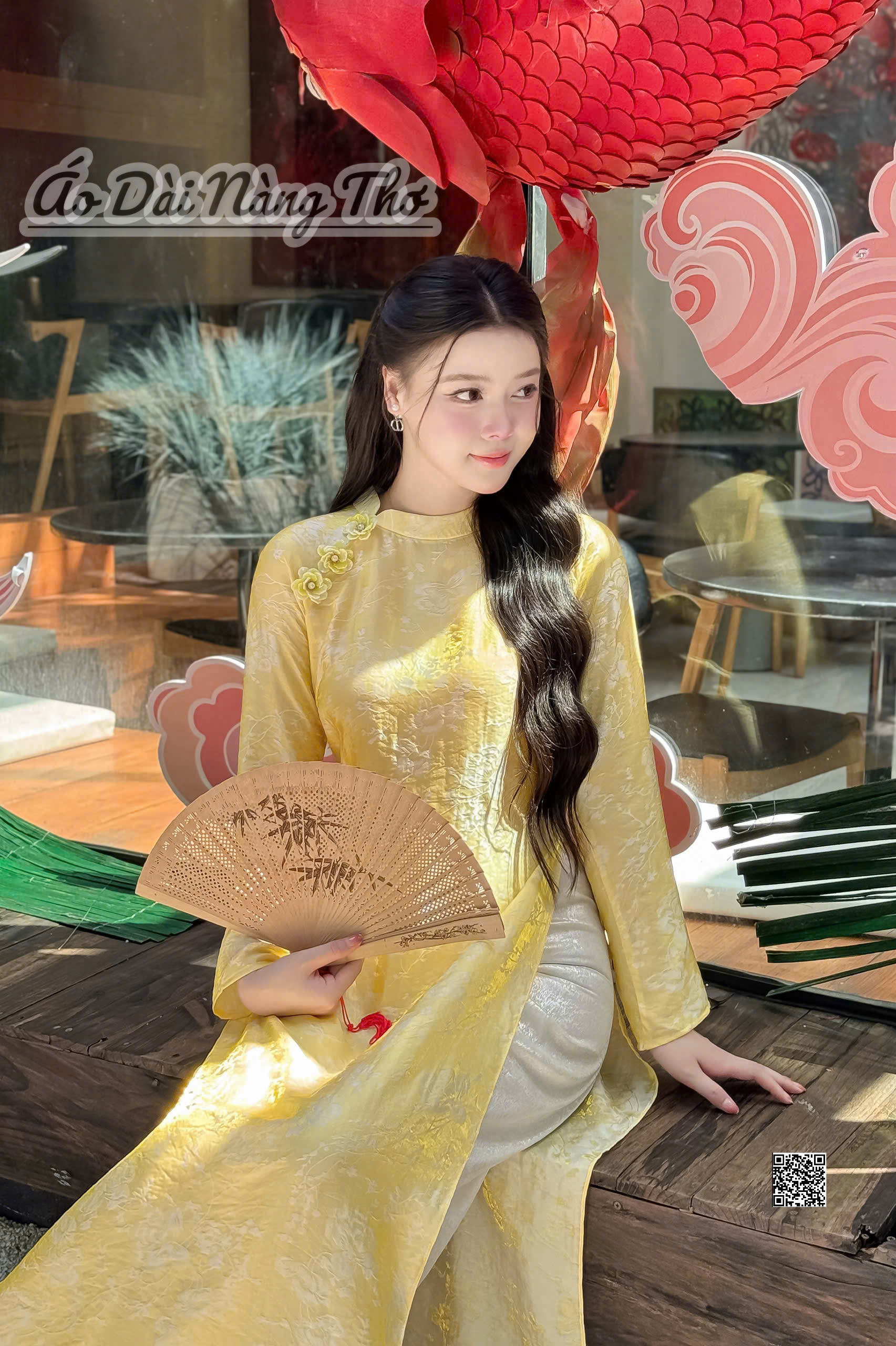 Áo Dài Cách Tân Lụa Vàng Đính Hoa Xinh Xắn