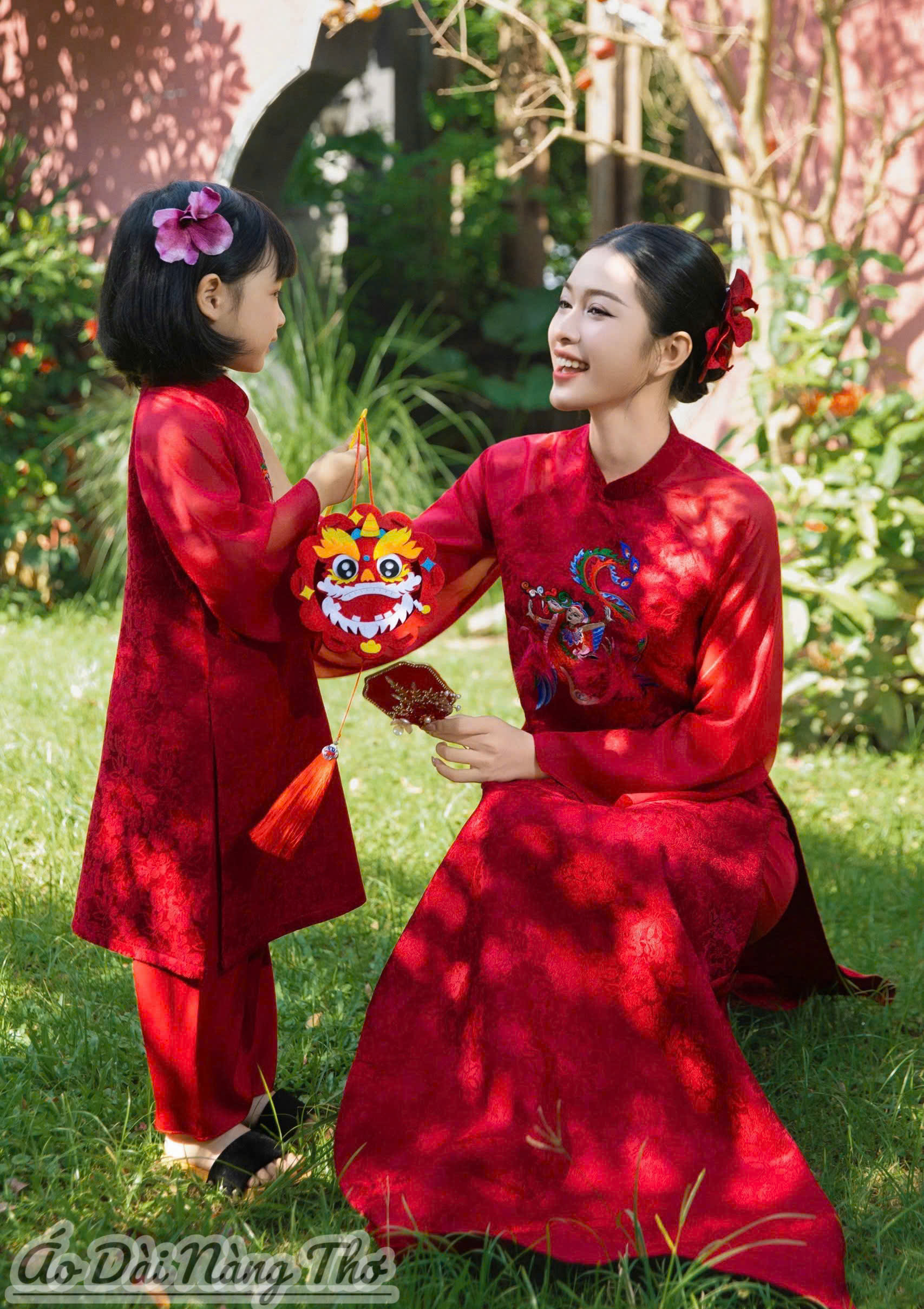 Áo Dài Cách Tân Lụa Đỏ Họa Tiết Thêu Xinh Xắn (Không bao gồm áo bé)