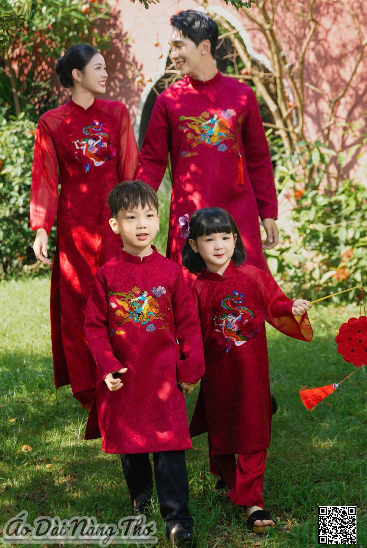 Áo Dài Cách Tân Gia Đình Gấm Đỏ Thêu