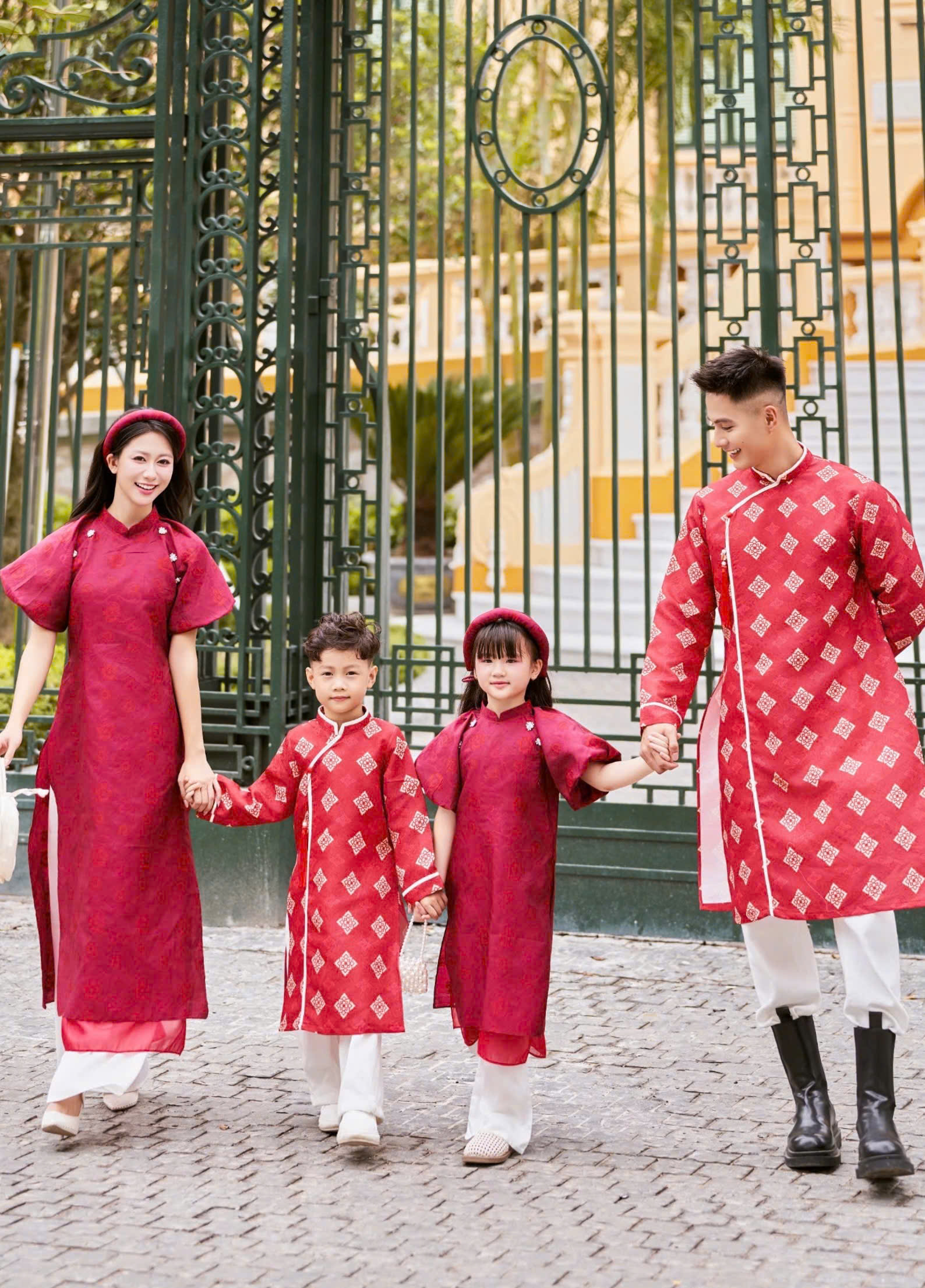 Áo Dài Cách Tân Gia Đình Màu Đỏ Xinh Xắn