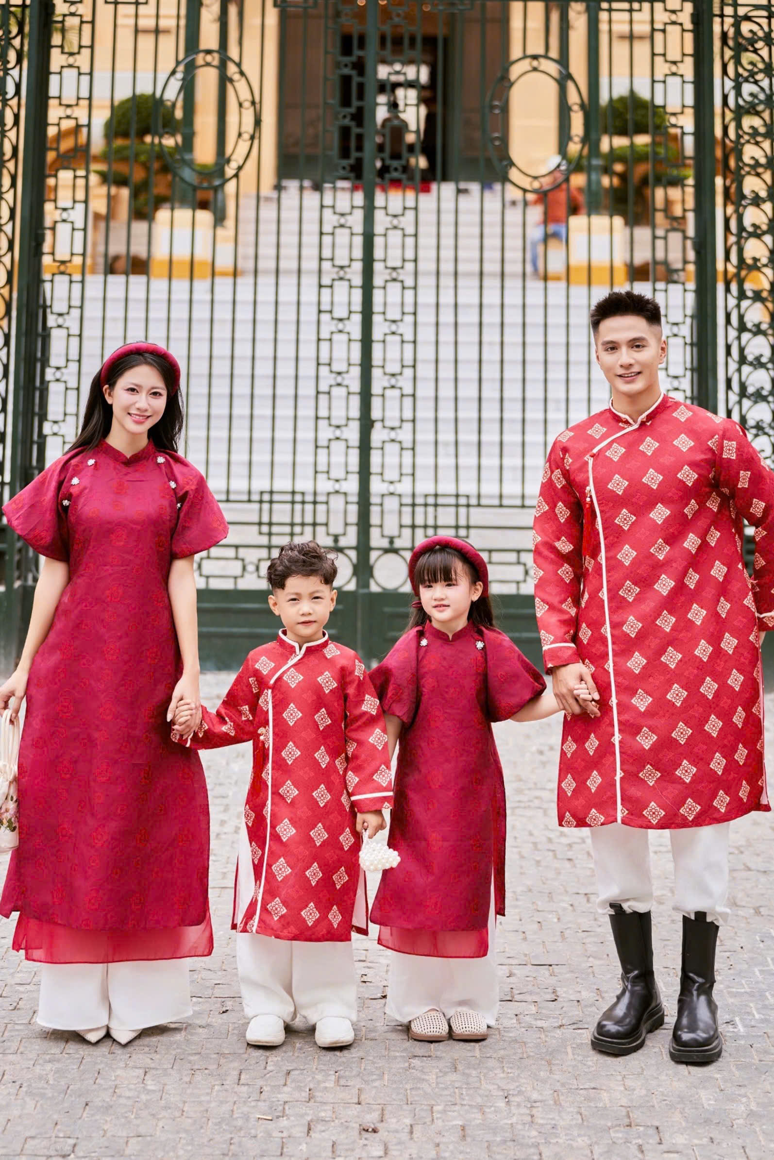 Áo Dài Cách Tân Gia Đình Màu Đỏ Xinh Xắn