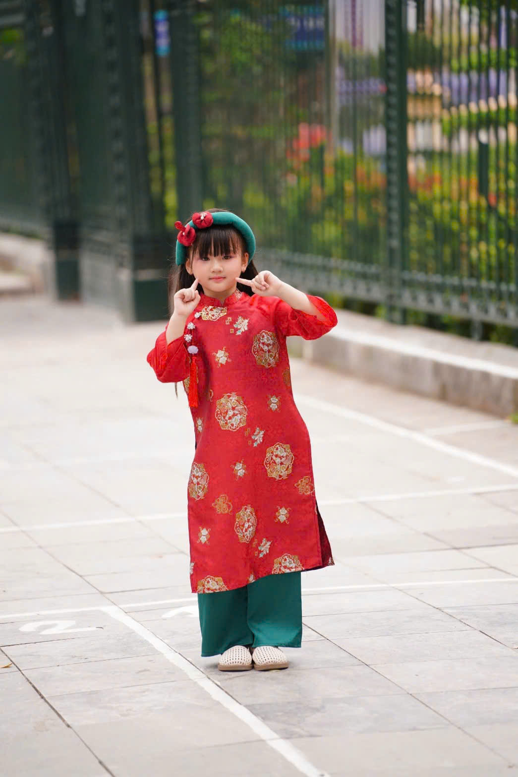 Áo Dài Bé Gái Gấm Đỏ Kèm Dây Tua Rua