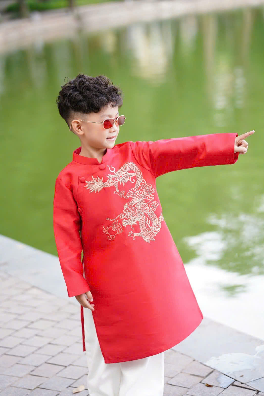 Áo Dài Bé Trai Tafta Đỏ Họa Tiết Thêu