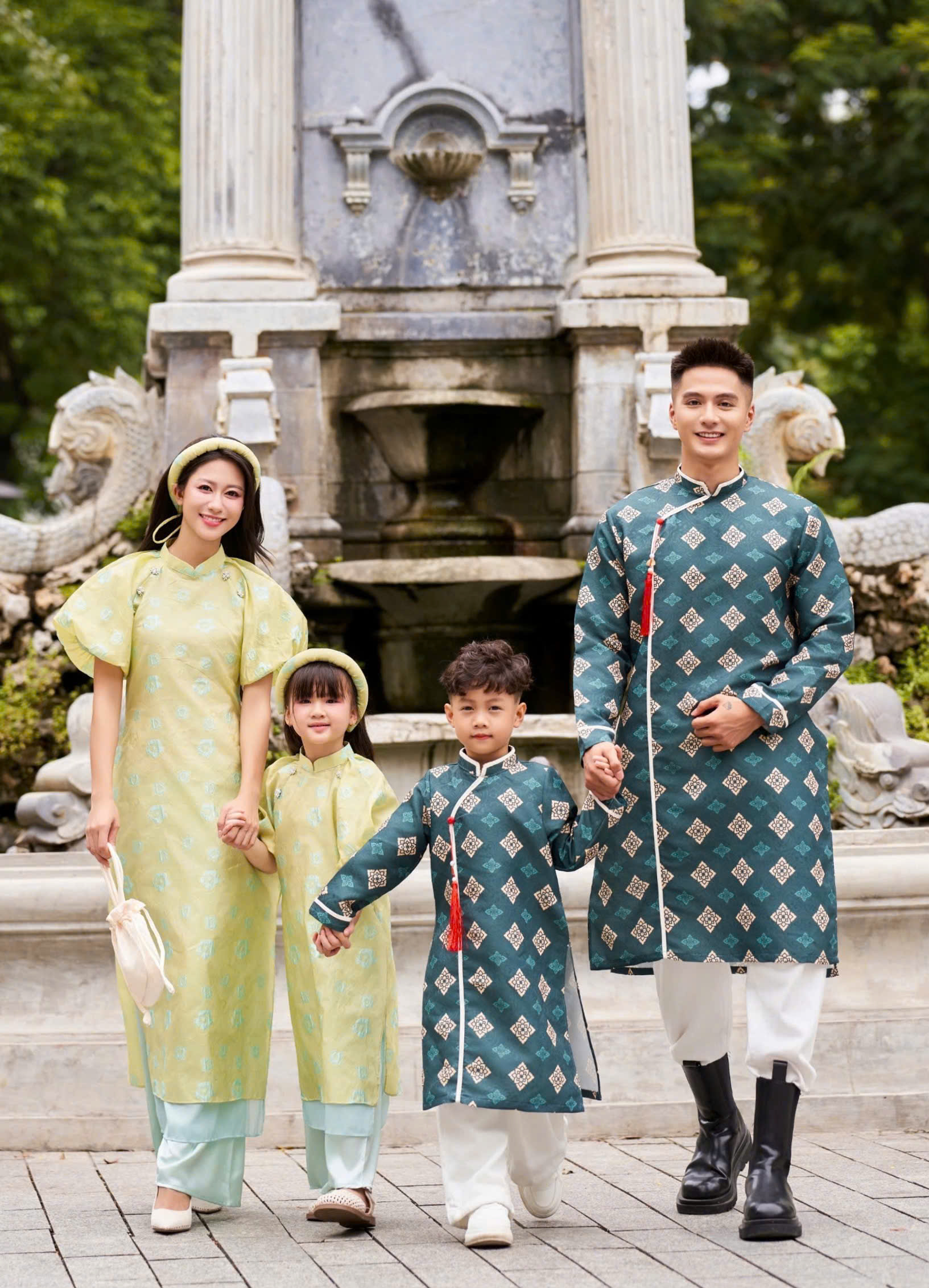 Áo Dài Cách Tân Gia Đình Màu Xanh Đáng Yêu