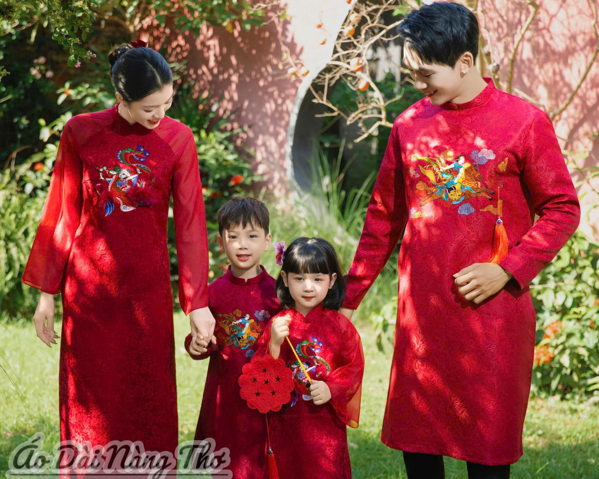 Áo Dài Cách Tân Gia Đình Gấm Đỏ Thêu