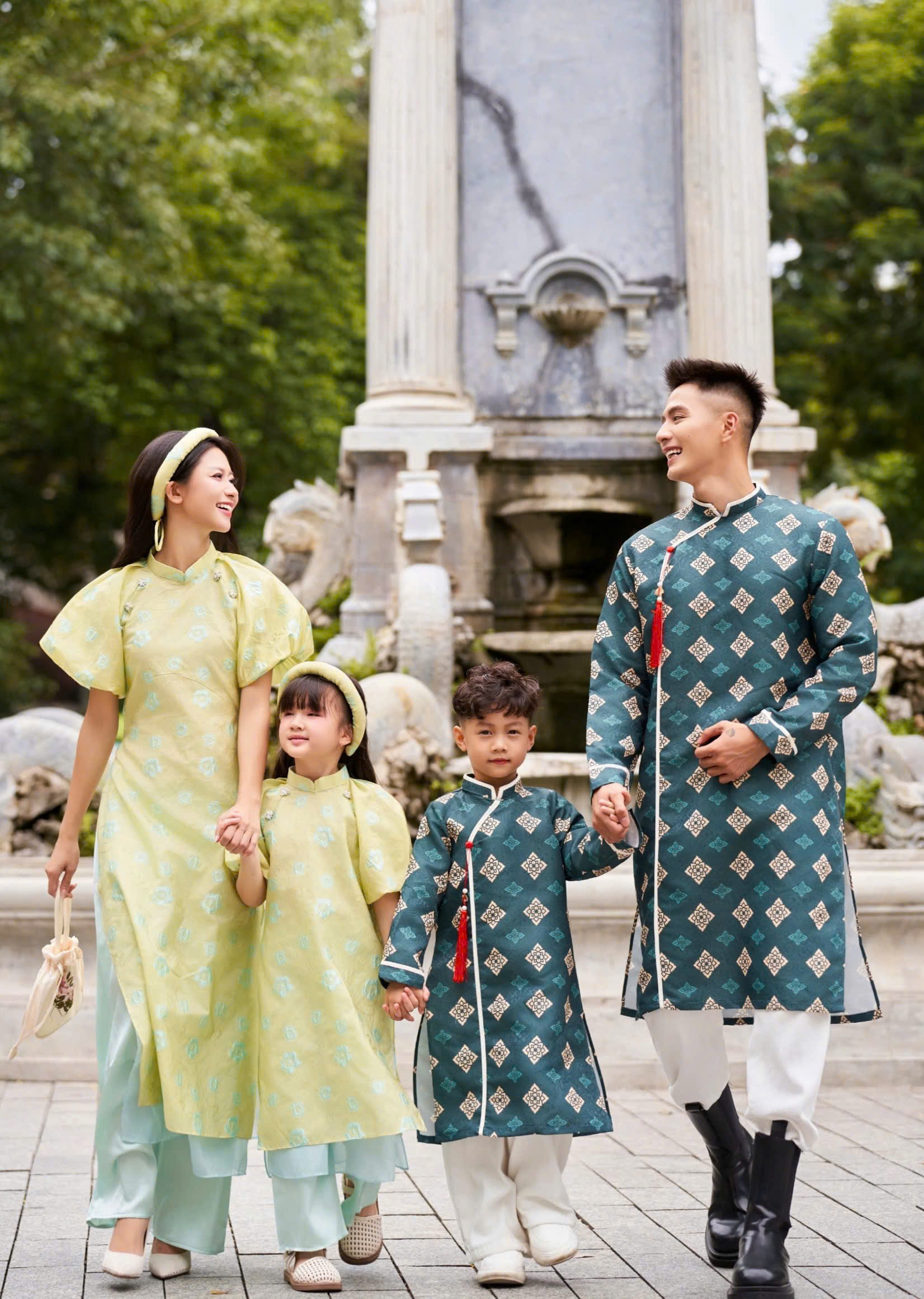 Áo Dài Cách Tân Gia Đình Màu Xanh Đáng Yêu