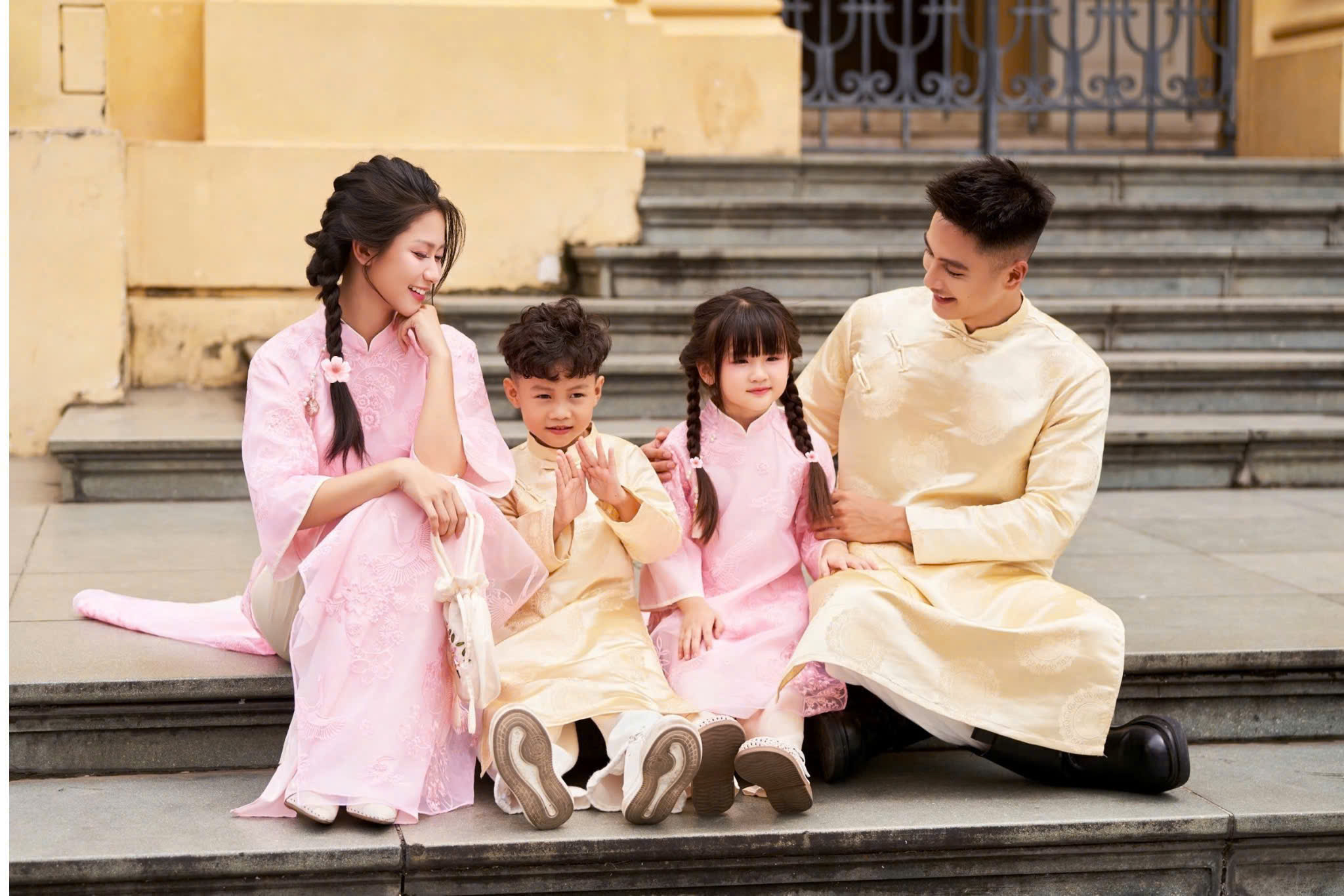 Áo Dài Cách Tân Gia Đình Hồng Phối Kem Đáng Yêu