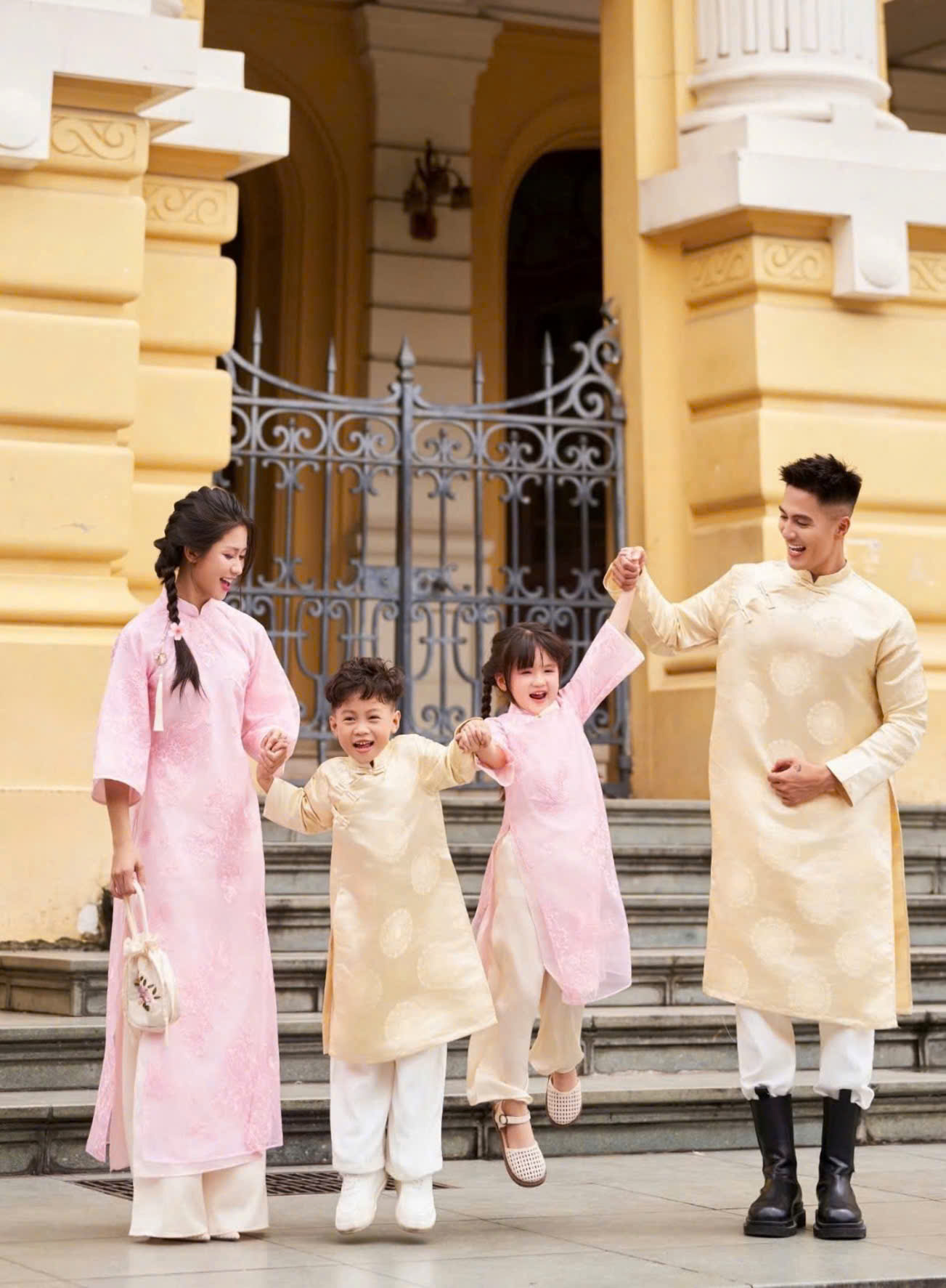 Áo Dài Cách Tân Gia Đình Hồng Phối Kem Đáng Yêu