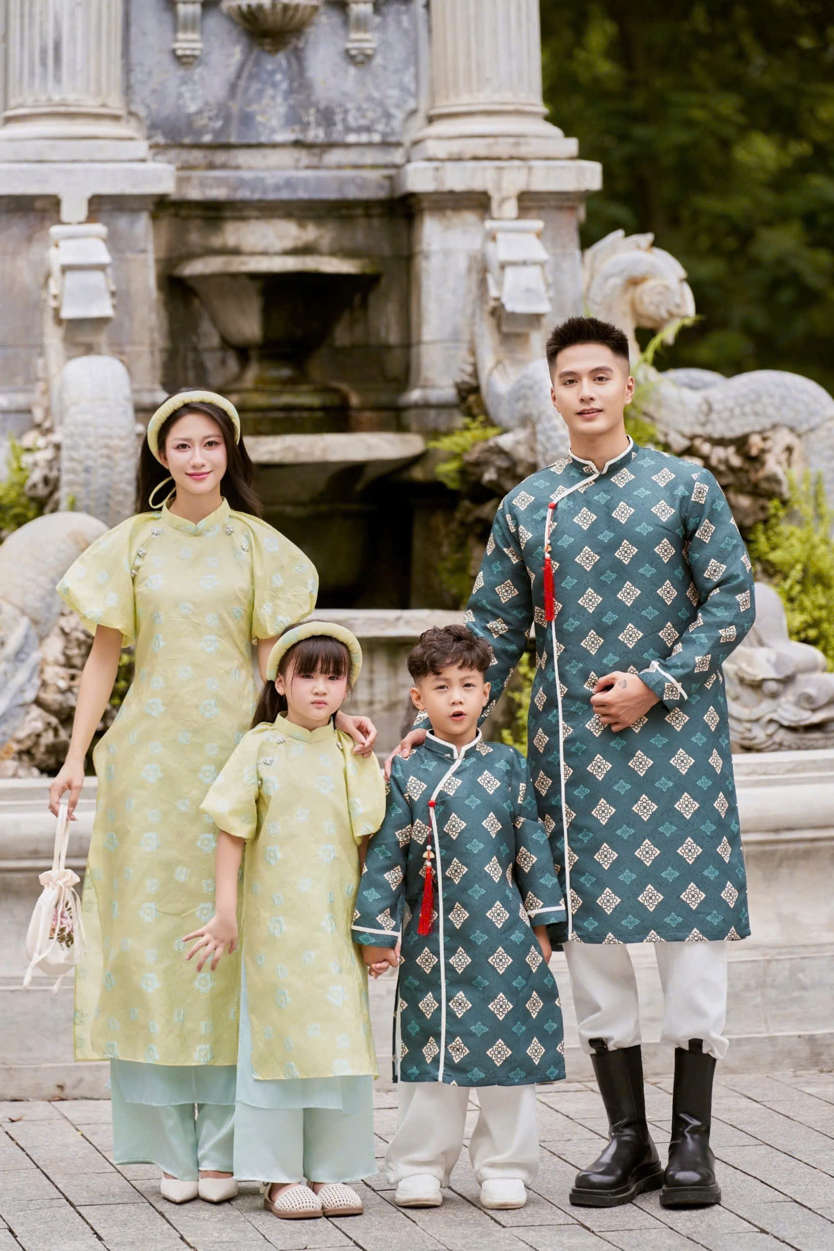 Áo Dài Cách Tân Gia Đình Màu Xanh Đáng Yêu