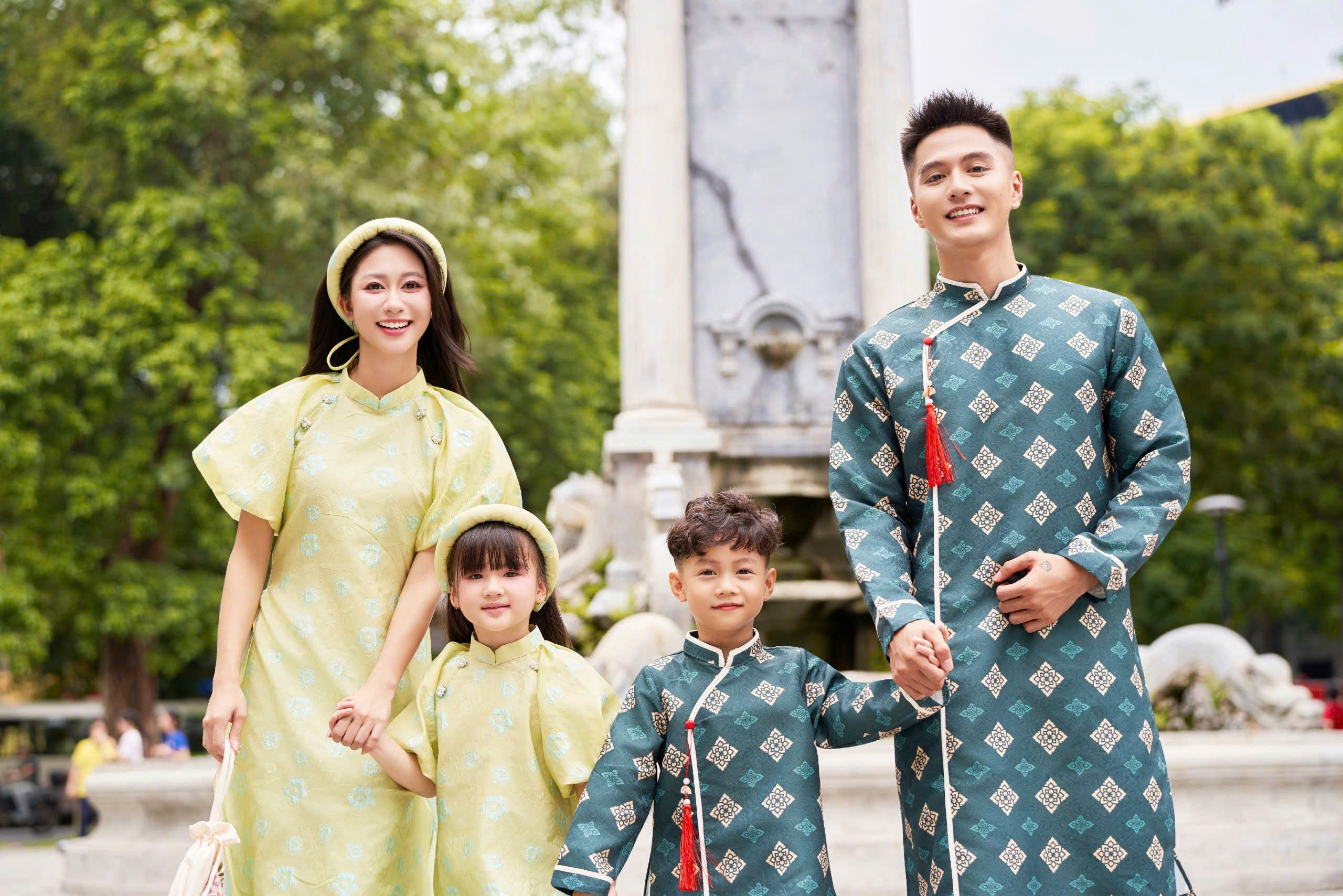 Áo Dài Cách Tân Gia Đình Màu Xanh Đáng Yêu