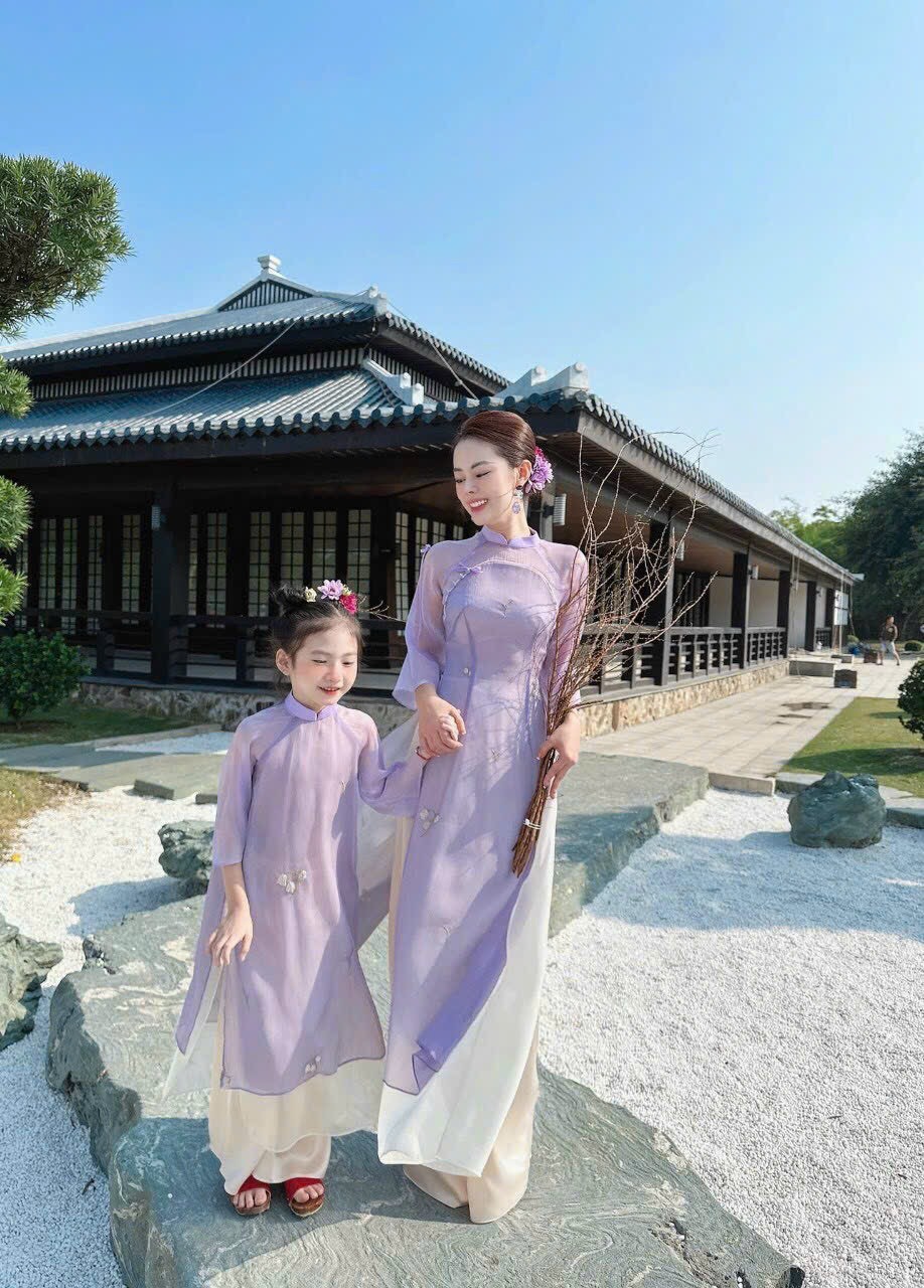 Áo Dài Cách Tân Mẹ Bé Lụa Thêu Hoa