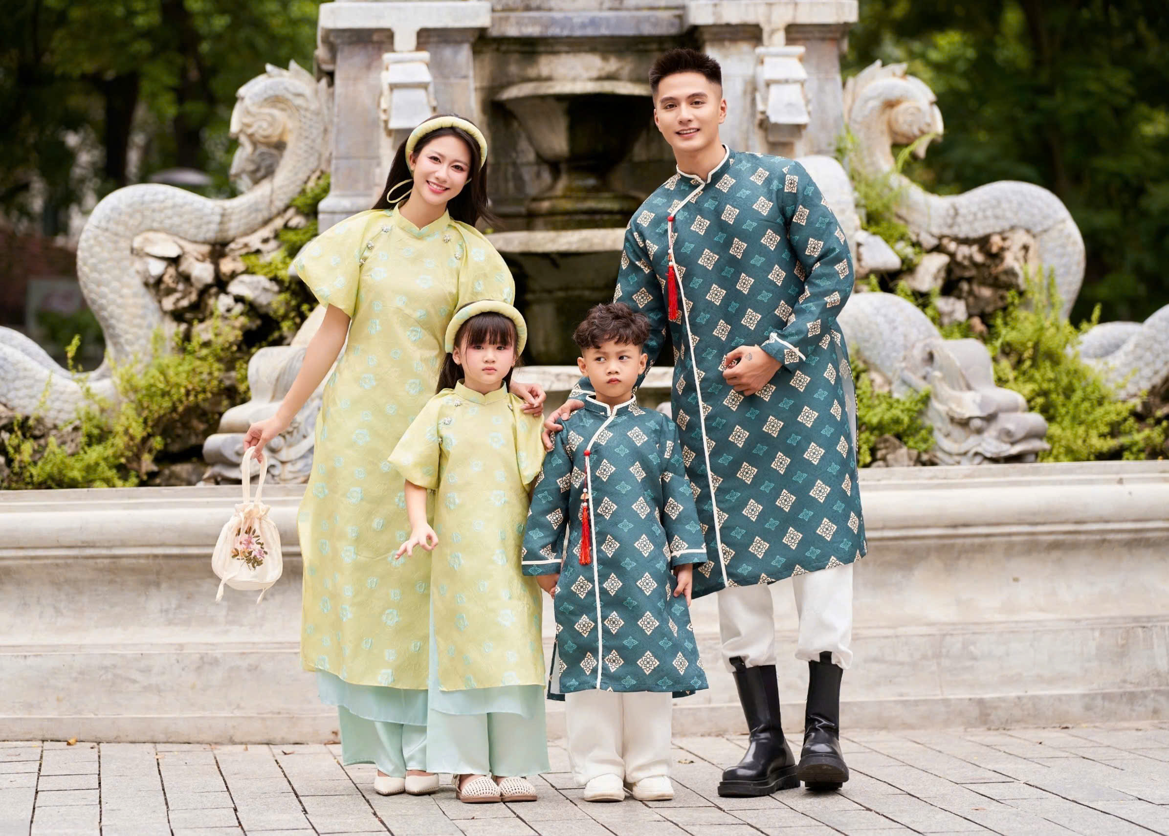 Áo Dài Cách Tân Gia Đình Màu Xanh Đáng Yêu