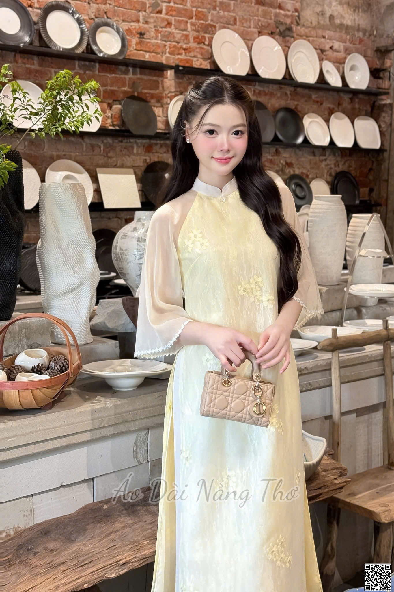 Áo Dài Cách Tân Voan Vàng Thêu Xinh Xắn