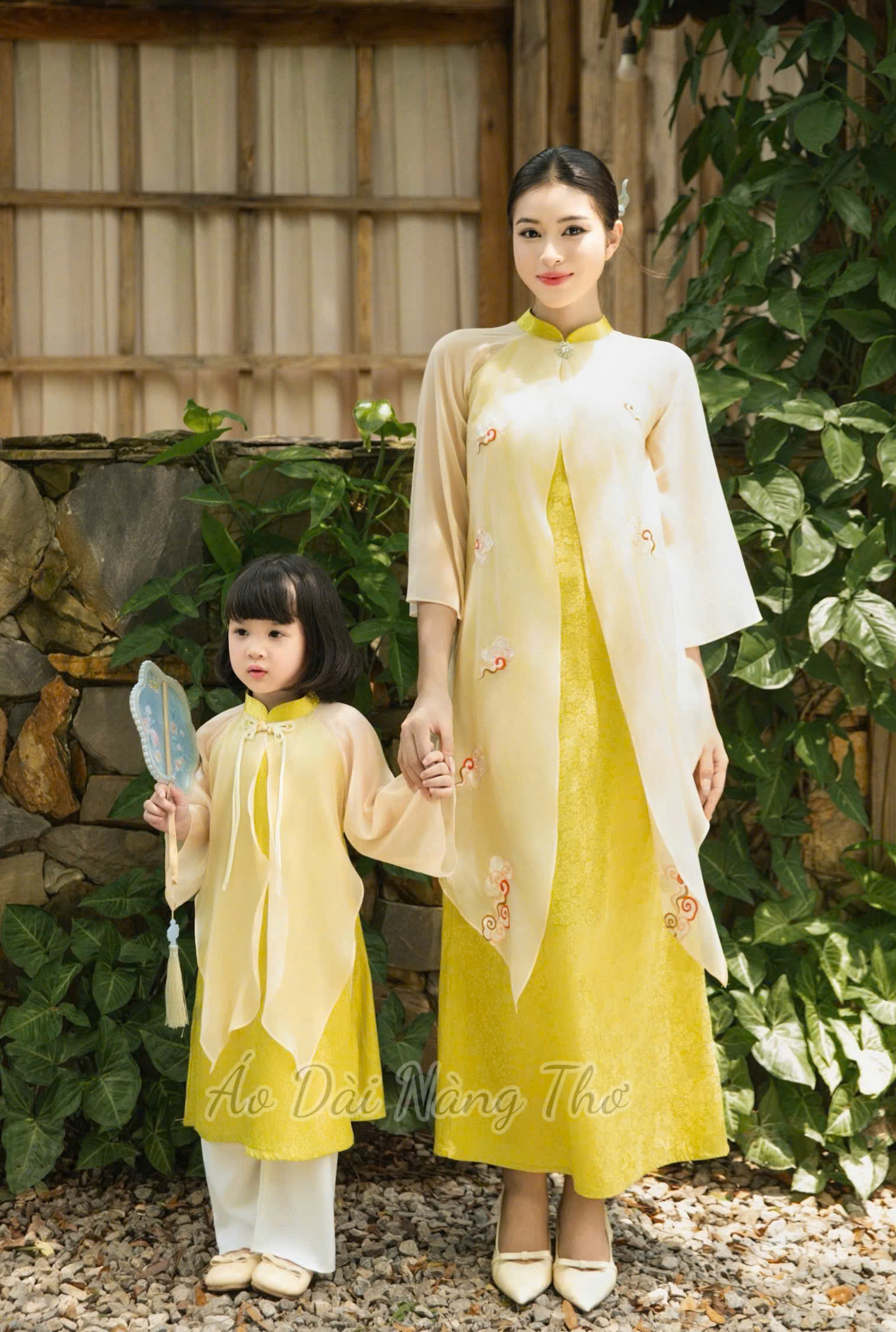 Áo Dài Cách Tân Lụa Vàng Xẻ Tà Tân Thời Xinh Xắn