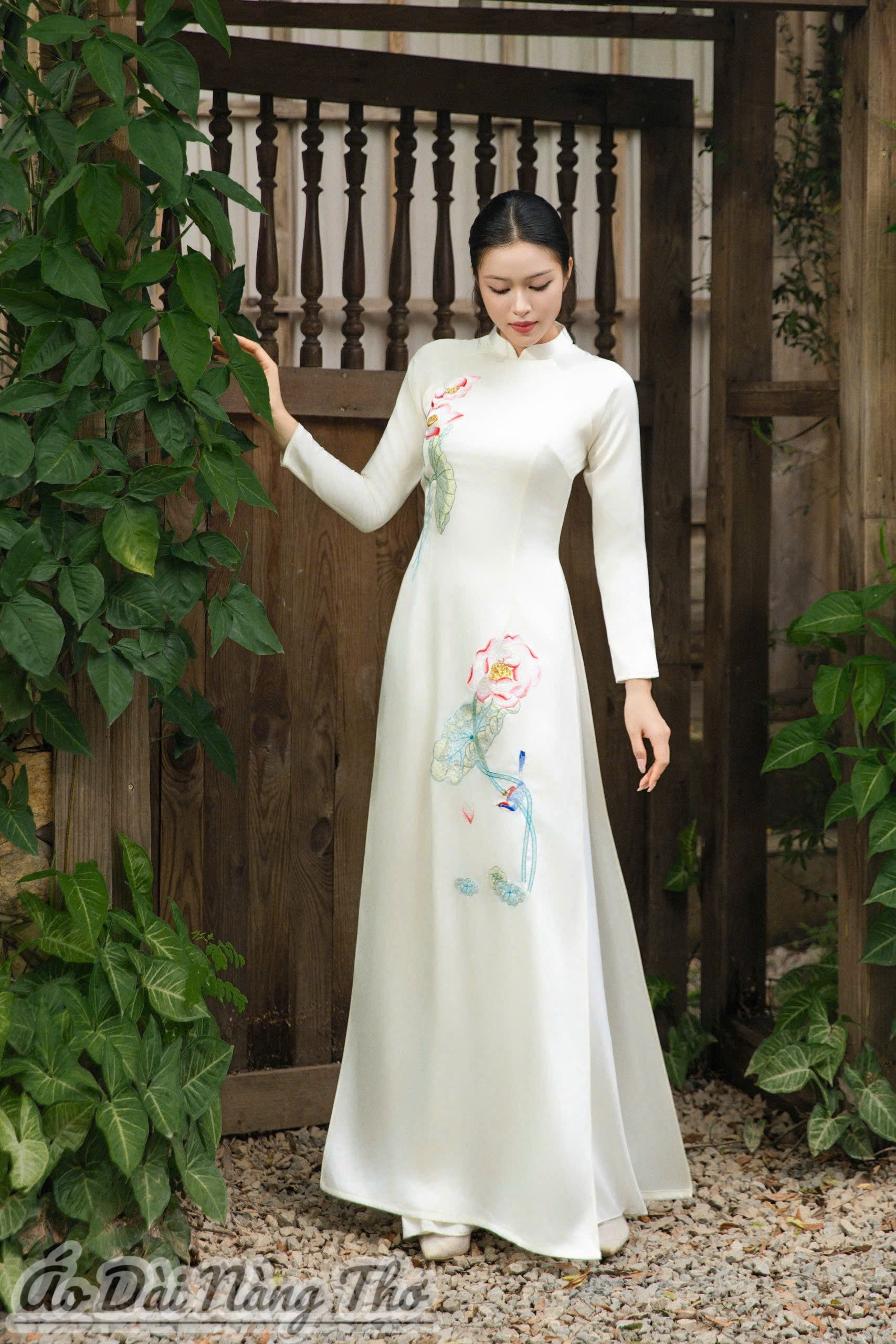 Áo Dài Truyền Thống Lụa Trắng Họa Tiết Thêu Hoa Sen Duyên Dáng