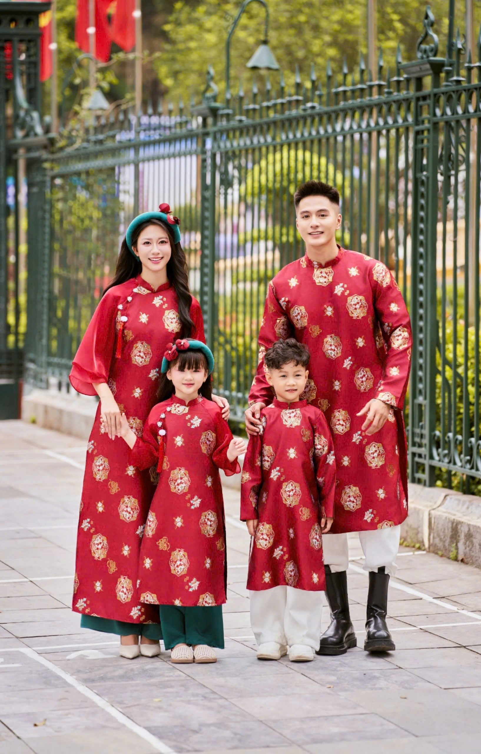 Áo Dài Cách Tân Gia Đình Đỏ Họa Tiết Đồng Tiền